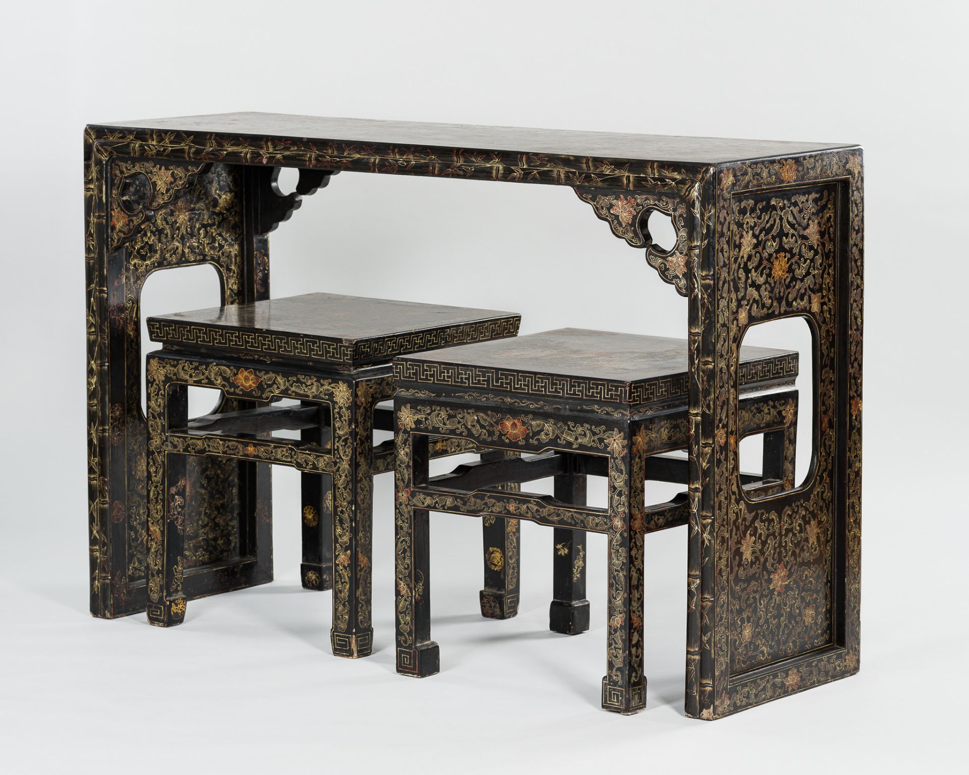 A LACQUERED ALTAR TABLE AND TWO STOOLS, QING DYNASTY