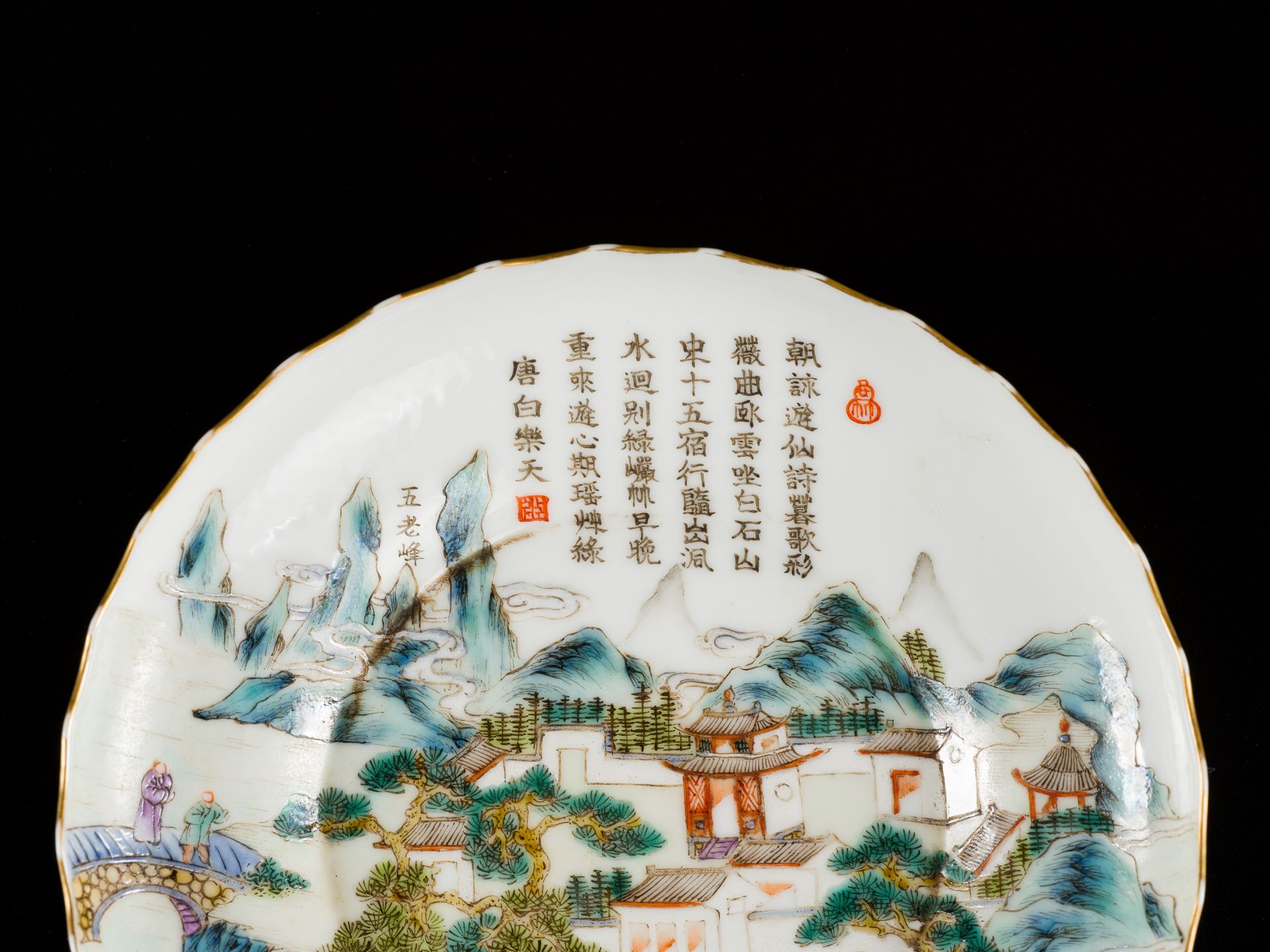A PAIR OF INSCRIBED FAMILLE ROSE 'LUSHAN' DISHES, QING - Bild 5 aus 7