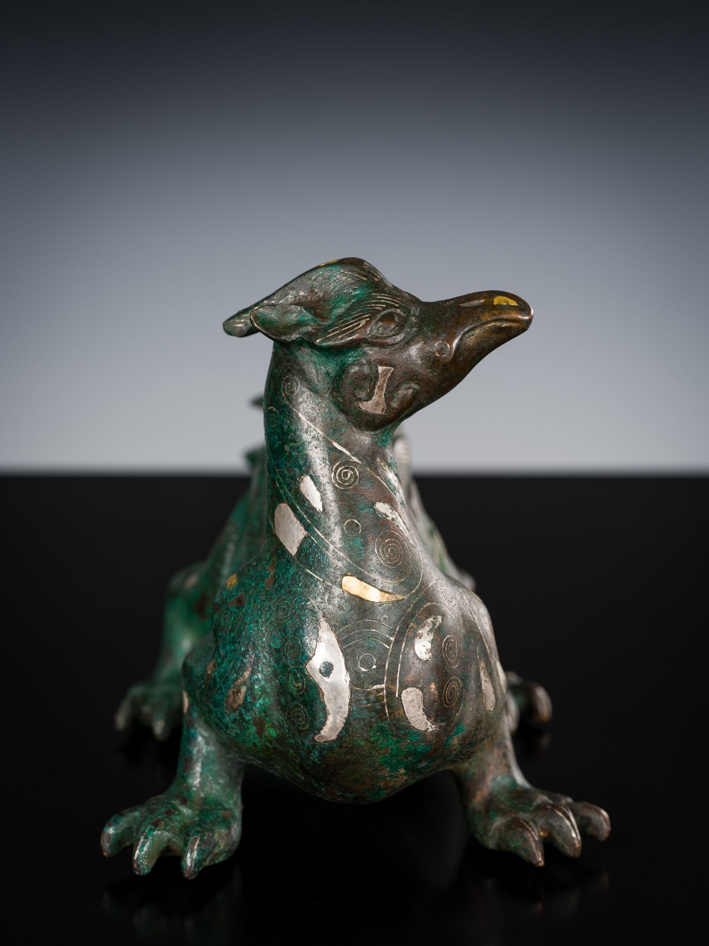 A SILVER- AND GOLD-INLAID 'MYTHICAL BEAST' BRONZE, CHINA, 17TH-18TH CENTURY - Bild 10 aus 12