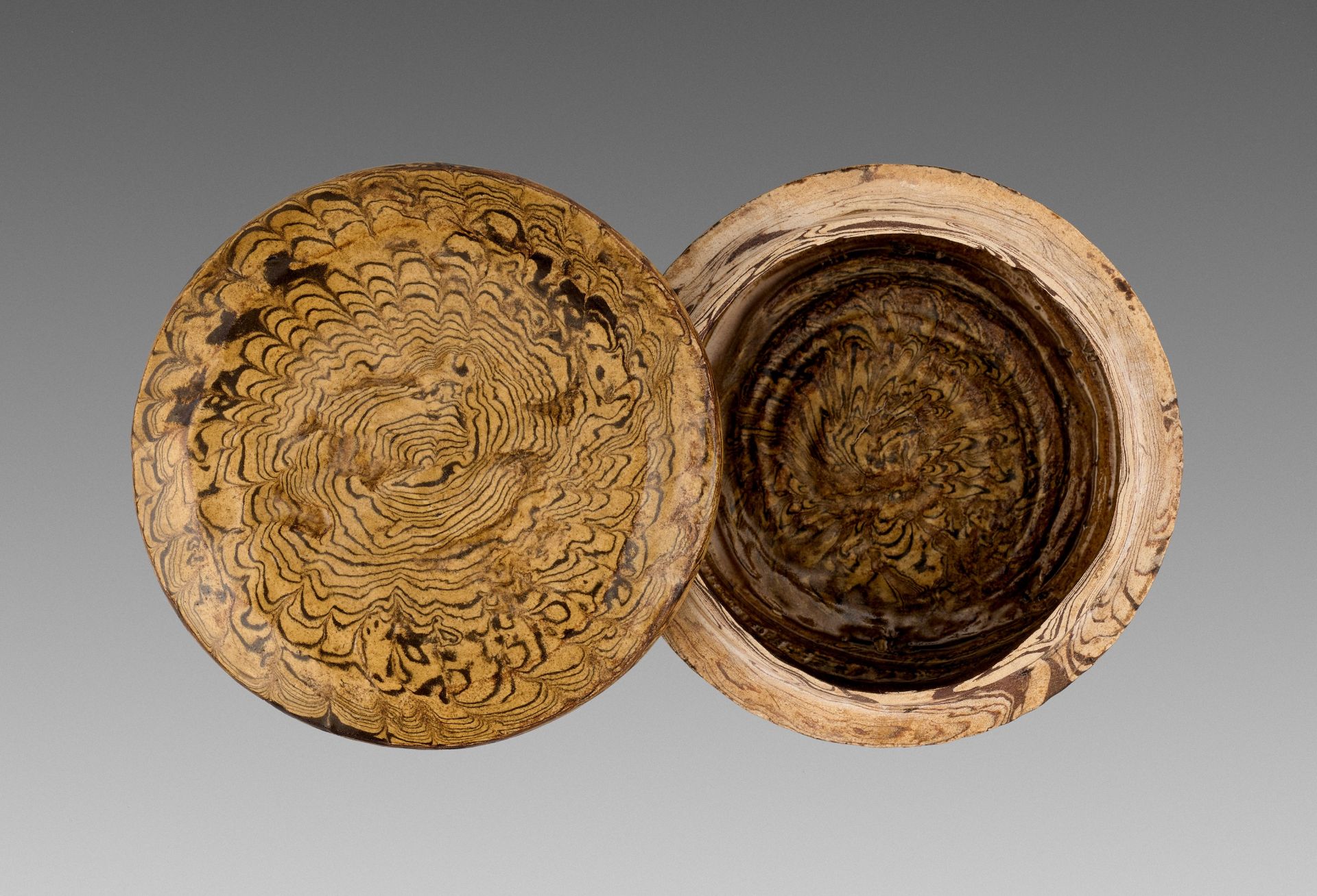 AN AMBER-GLAZED MARBLED BOX AND COVER, TANG STYLE