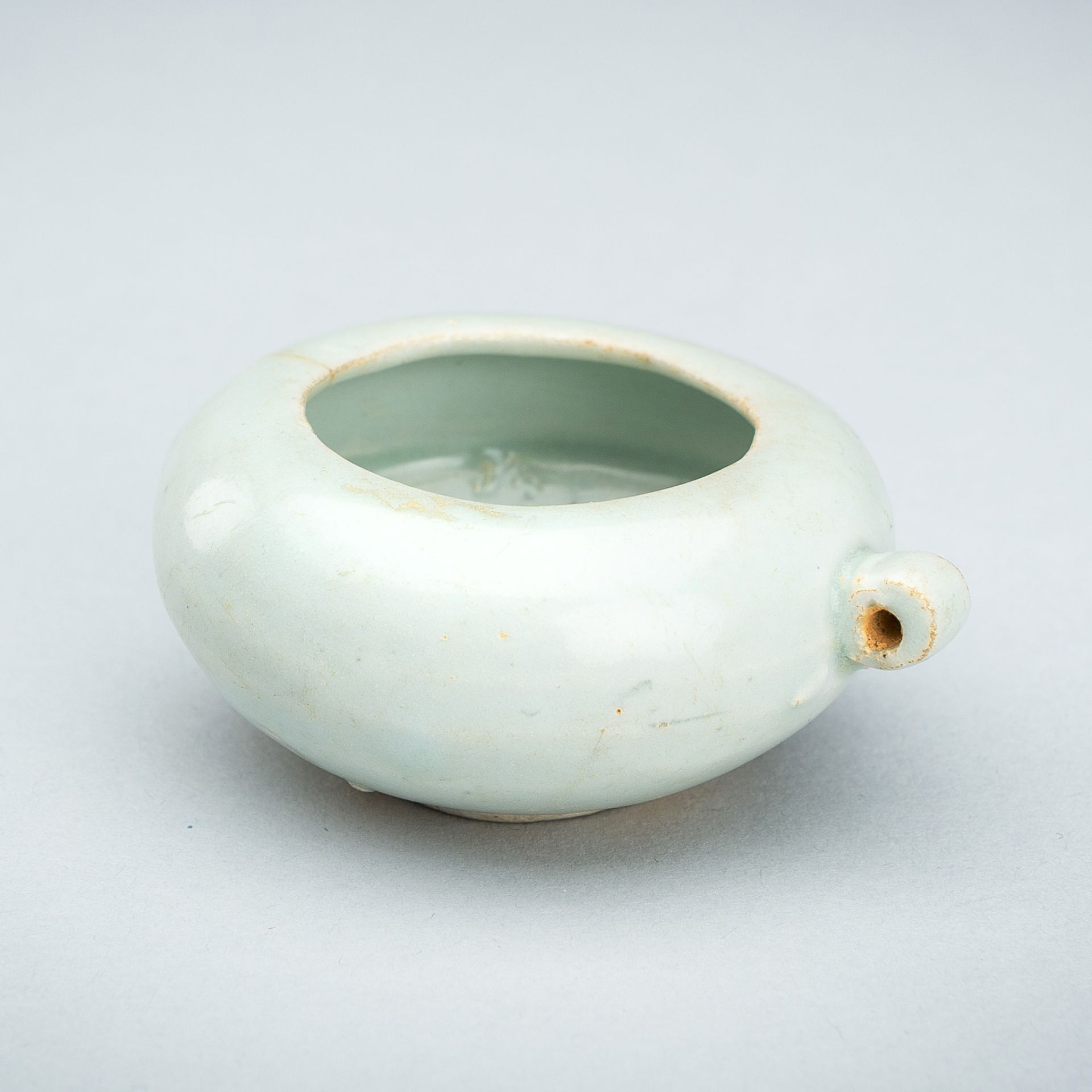 A QINGBAI GLAZED PORCELAIN BIRD FEEDER, MING DYNASTY