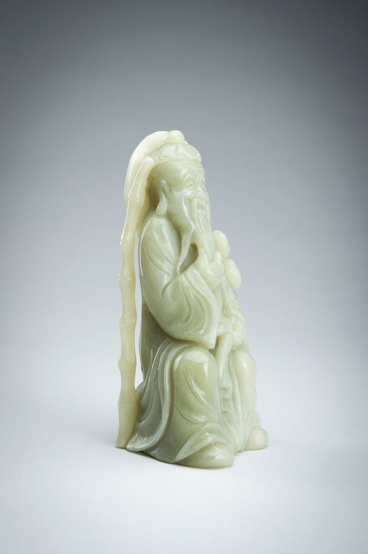 A JADE FIGURE OF AN IMMORTAL WITH FISH, LATE QING DYNASTY - Bild 9 aus 14