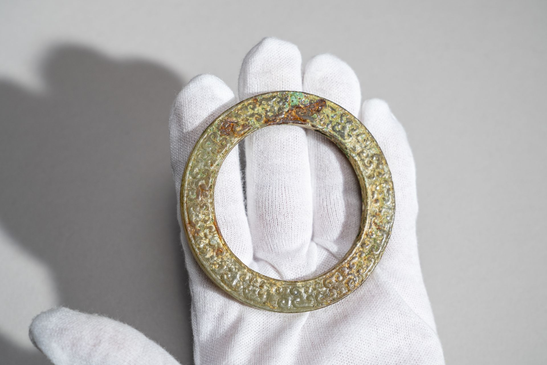 A SEA-GREEN JADE DISC RING, HUAN, EASTERN ZHOU - Bild 8 aus 10