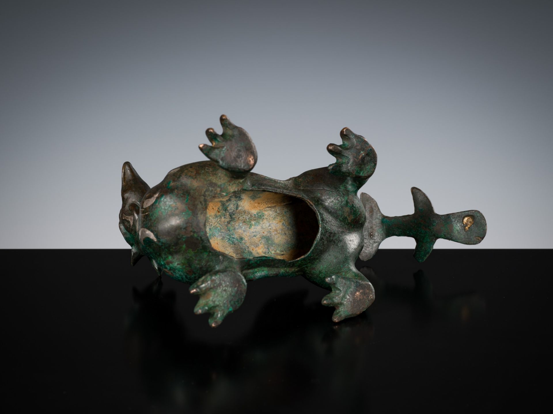 A SILVER- AND GOLD-INLAID 'MYTHICAL BEAST' BRONZE, CHINA, 17TH-18TH CENTURY - Bild 11 aus 12