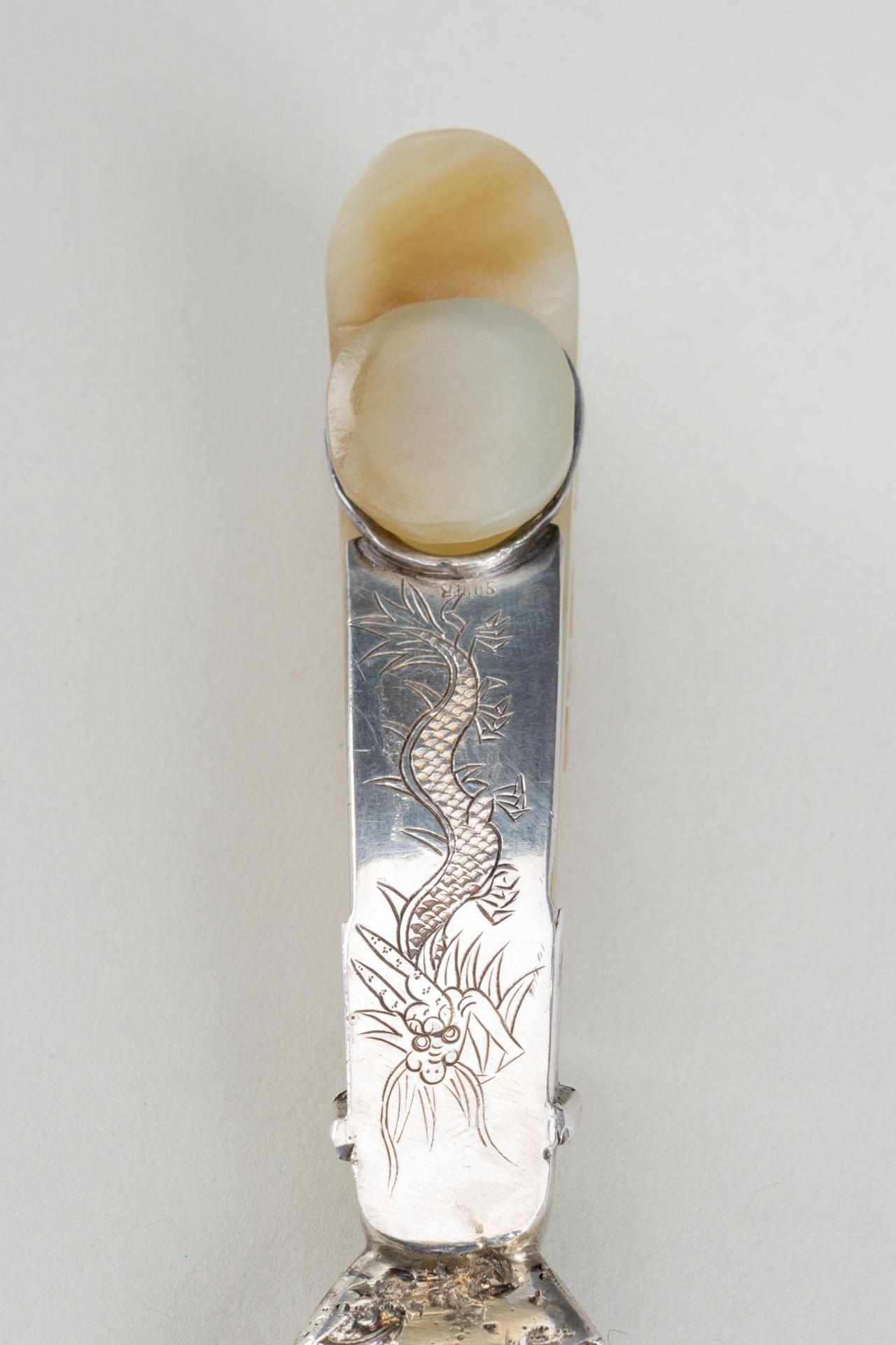 A PALE CELADON JADE 'CHILONG' BELT HOOK MOUNTED IN SILVER AS A LETTER OPENER, 19th CENTURY - Bild 6 aus 8