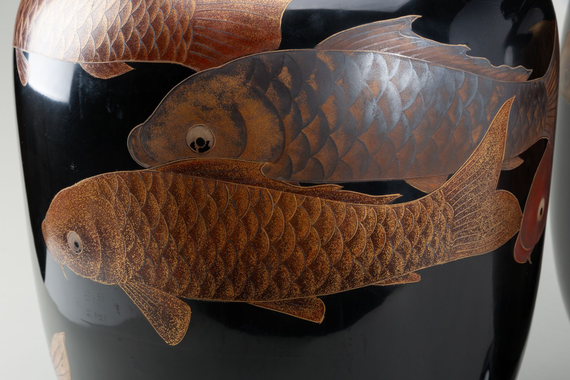 MIURA MEIHO: A PAIR OF LACQUERED WOOD VASES WITH CARPS - Bild 4 aus 7