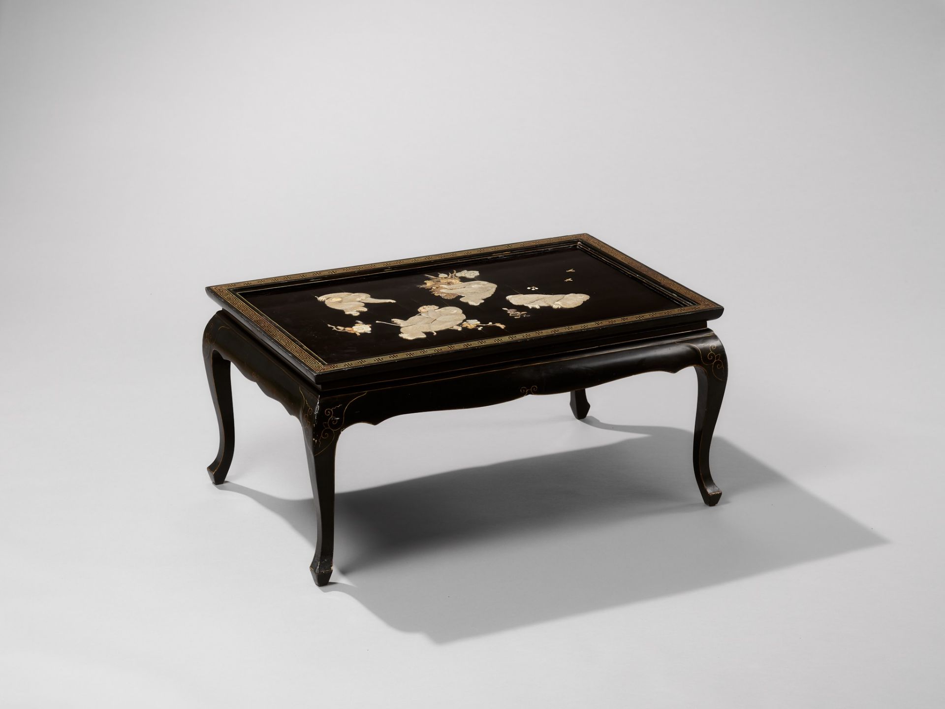 A FINE ANTLER AND MOTHER-OF-PEARL INLAID BLACK-LACQUER LOW TABLE WITH FROLICKING MONKEYS - Bild 5 aus 7