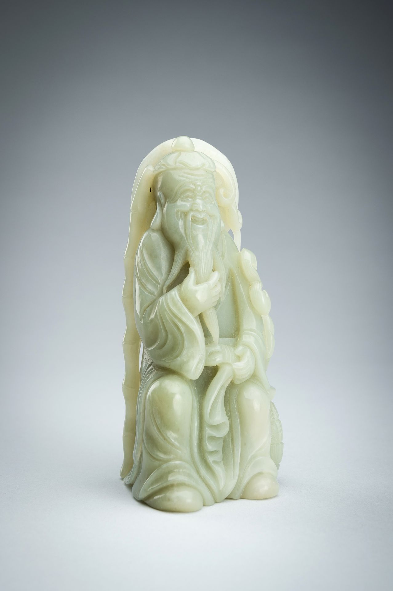 A JADE FIGURE OF AN IMMORTAL WITH FISH, LATE QING DYNASTY - Bild 12 aus 14