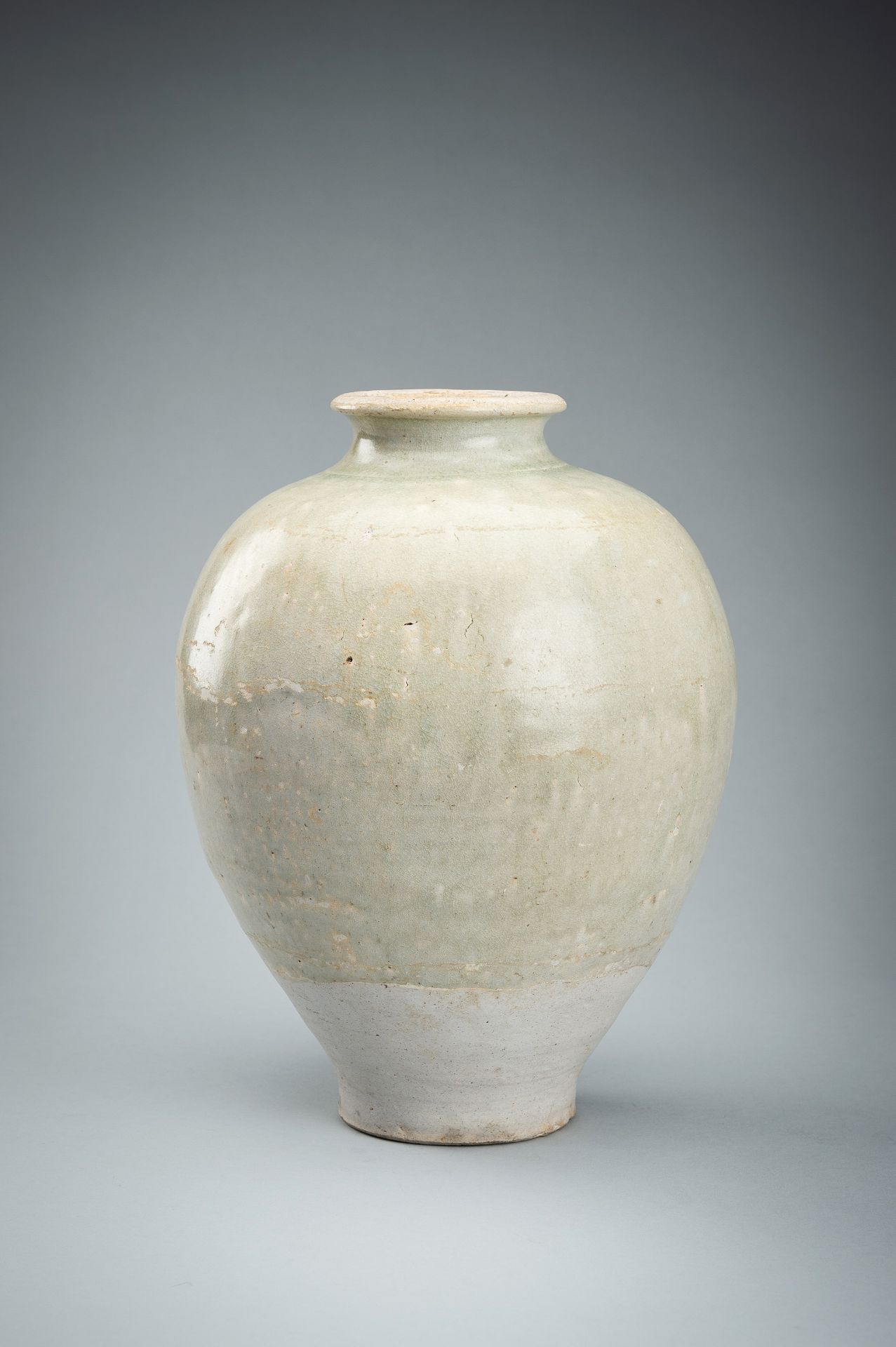 A PALE CELADON GLAZED CERAMIC VASE, TANG DYNASTY - Bild 5 aus 11