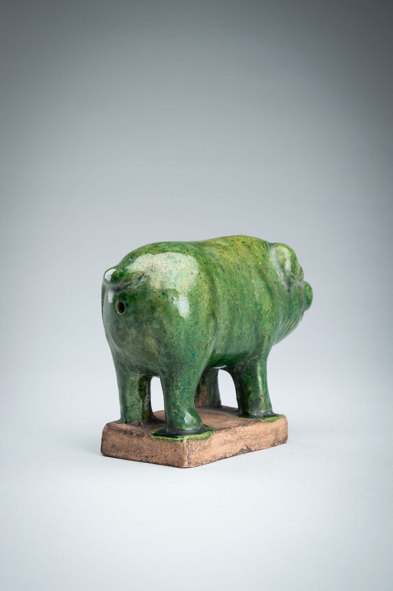 AN EMERALD-GREEN GLAZED POTTERY PIG, MING DYNASTY - Bild 10 aus 14