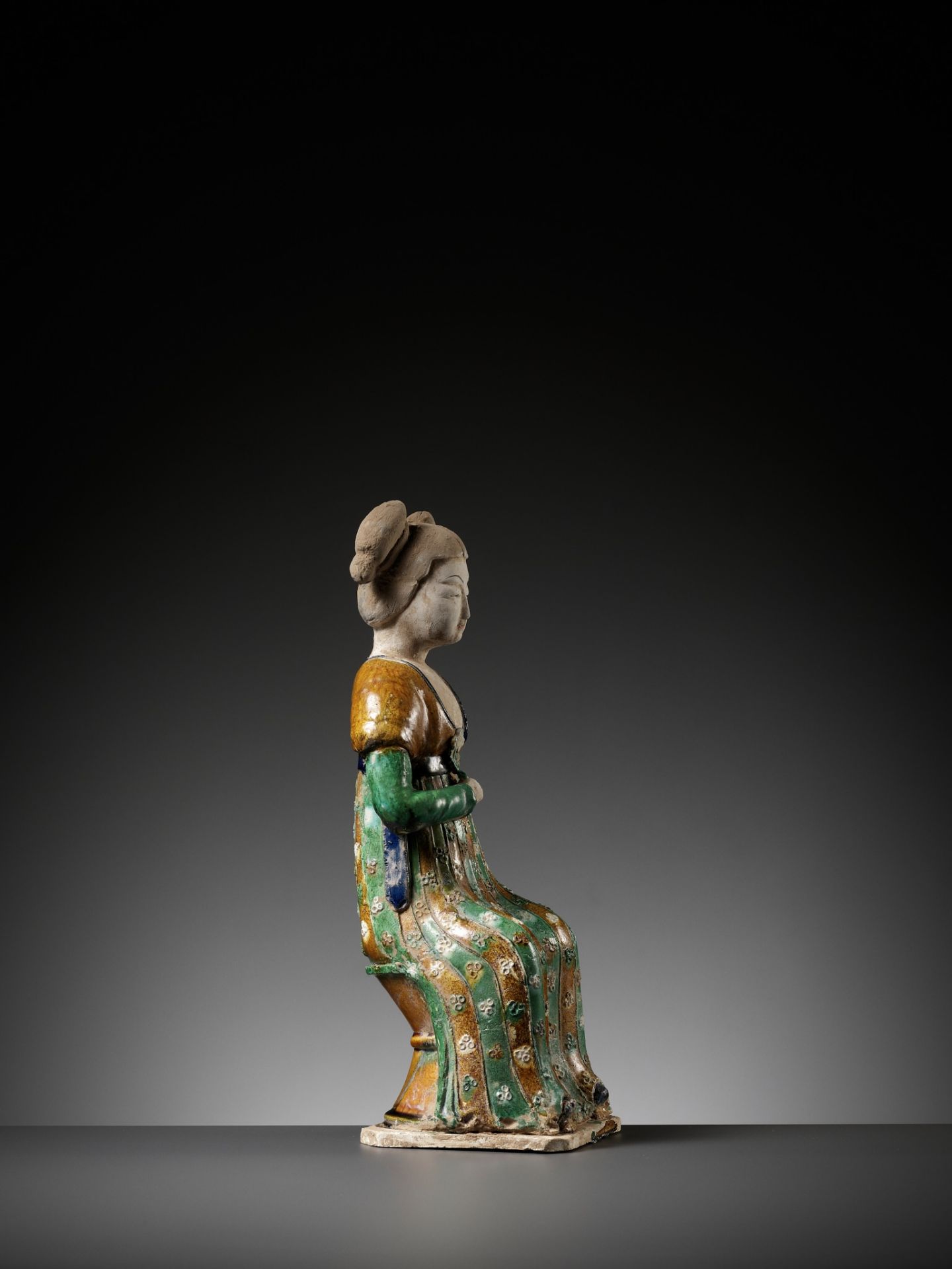 A RARE SANCAI-GLAZED POTTERY FIGURE OF A SEATED COURT LADY, TANG DYNASTY OR LATER - Bild 11 aus 15