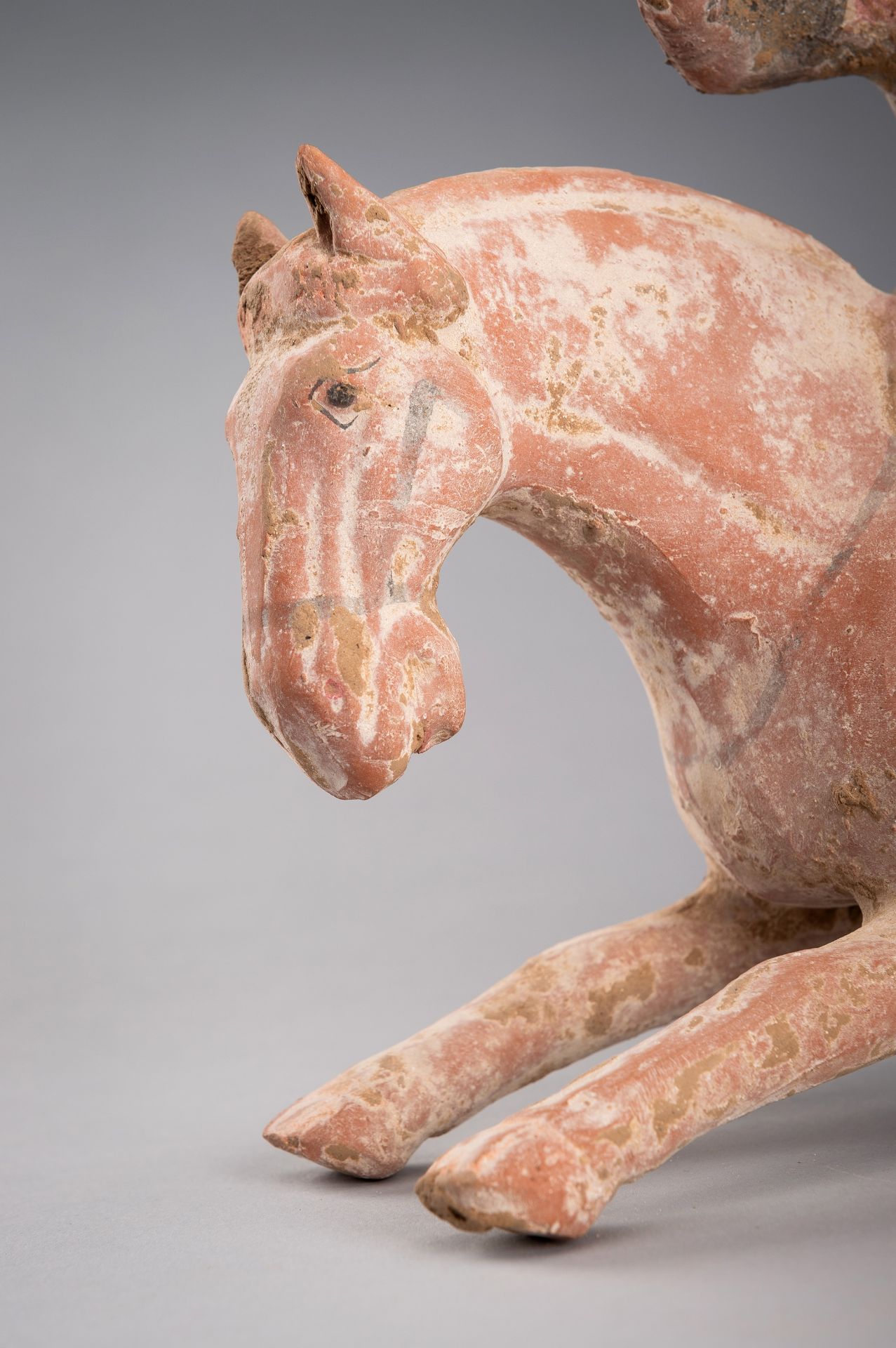 A GROUP OF THREE TERRACOTTA EQUESTRIANS AND HORSES, TANG DYNASTY - Bild 26 aus 27