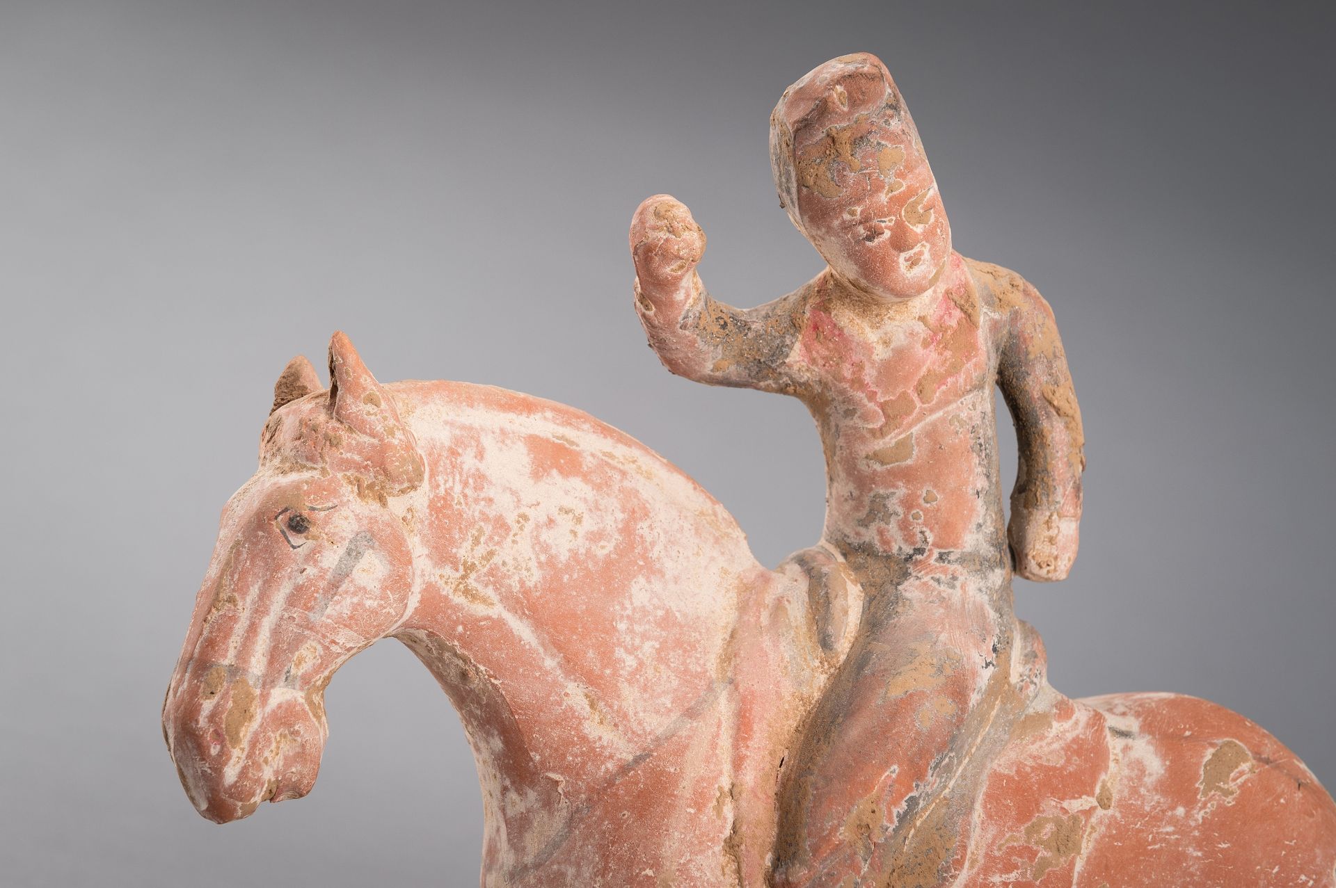 A GROUP OF THREE TERRACOTTA EQUESTRIANS AND HORSES, TANG DYNASTY - Bild 22 aus 27