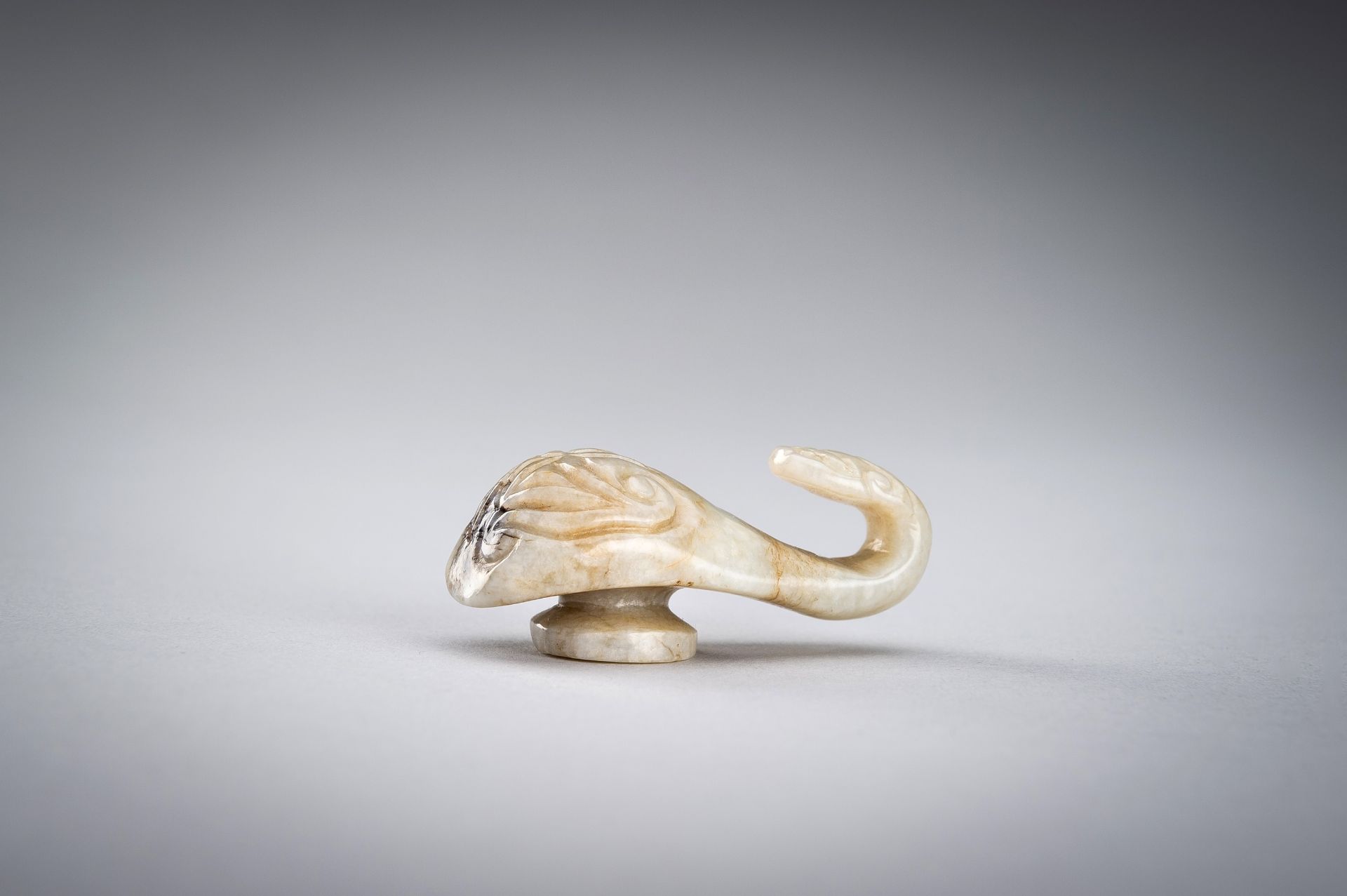 A MINIATURE JADE Â´DRAGONÂ´ BELT HOOK, MING DYNASTY - Bild 10 aus 16