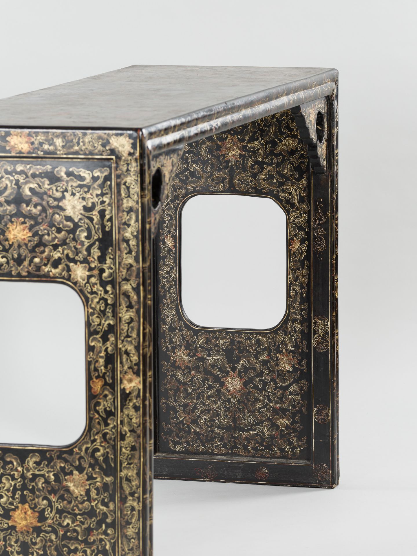 A LACQUERED ALTAR TABLE AND TWO STOOLS, QING DYNASTY - Image 9 of 10