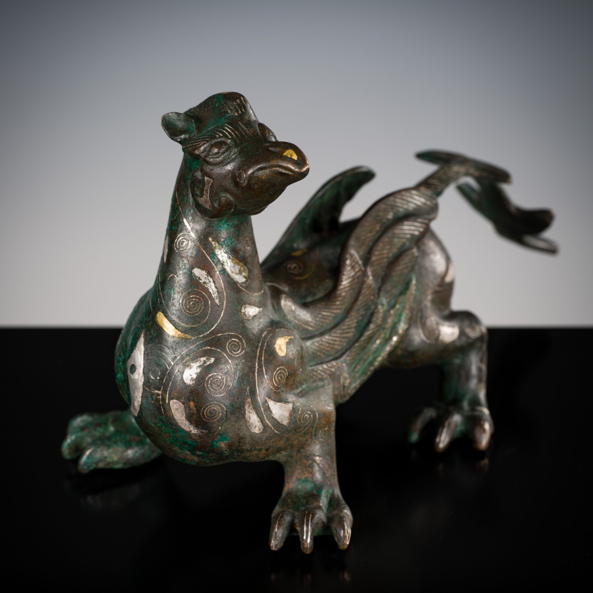 A SILVER- AND GOLD-INLAID 'MYTHICAL BEAST' BRONZE, CHINA, 17TH-18TH CENTURY - Bild 12 aus 12