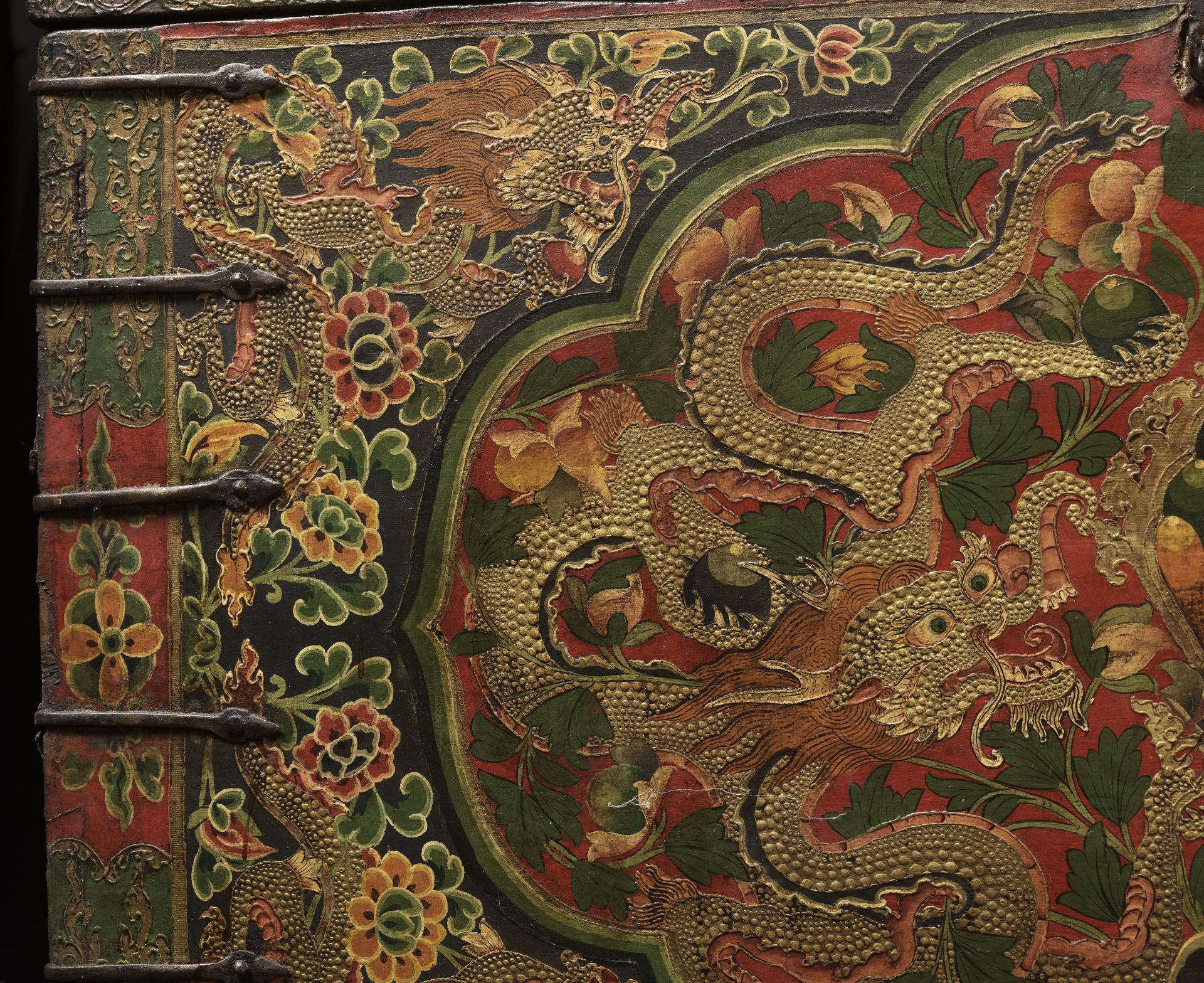 A LARGE PAINTED WOOD 'DRAGON' STORAGE CHEST, 19TH CENTURY - Image 4 of 6