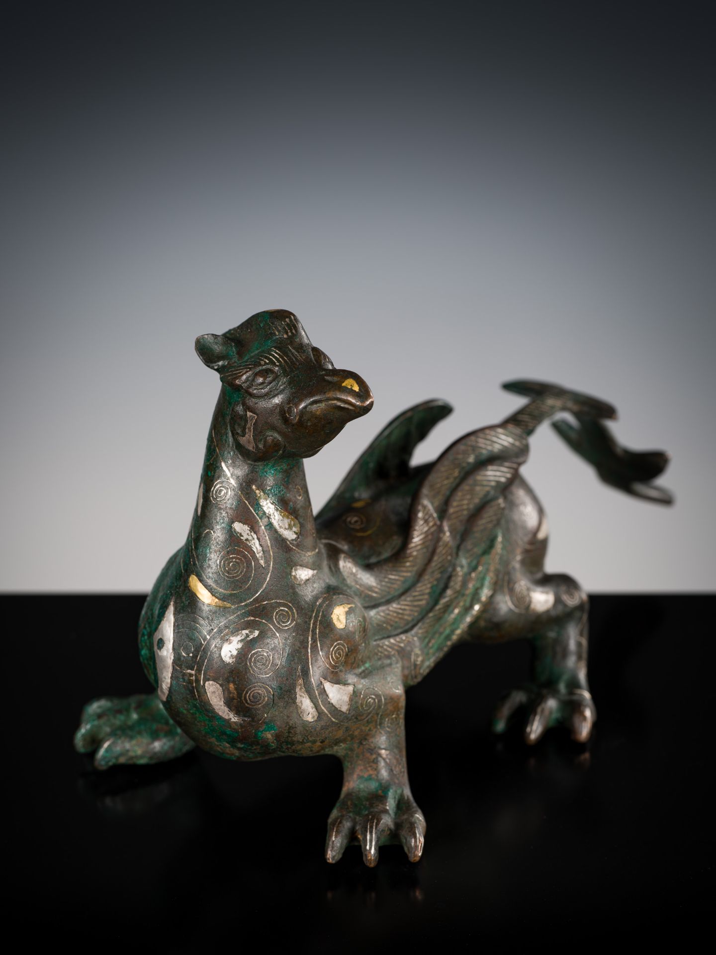 A SILVER- AND GOLD-INLAID 'MYTHICAL BEAST' BRONZE, CHINA, 17TH-18TH CENTURY - Bild 9 aus 12