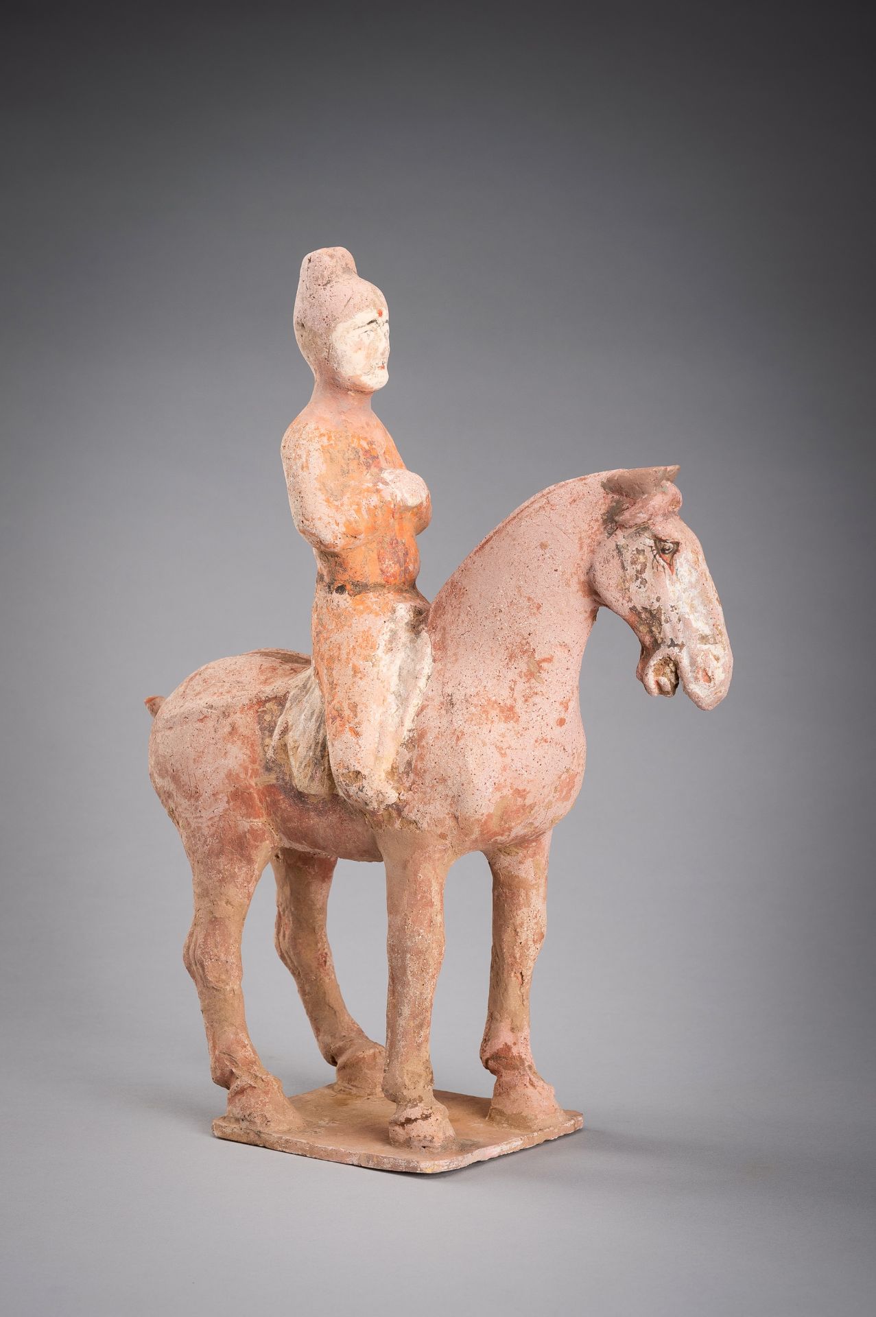 A GROUP OF THREE TERRACOTTA EQUESTRIANS AND HORSES, TANG DYNASTY - Bild 12 aus 27
