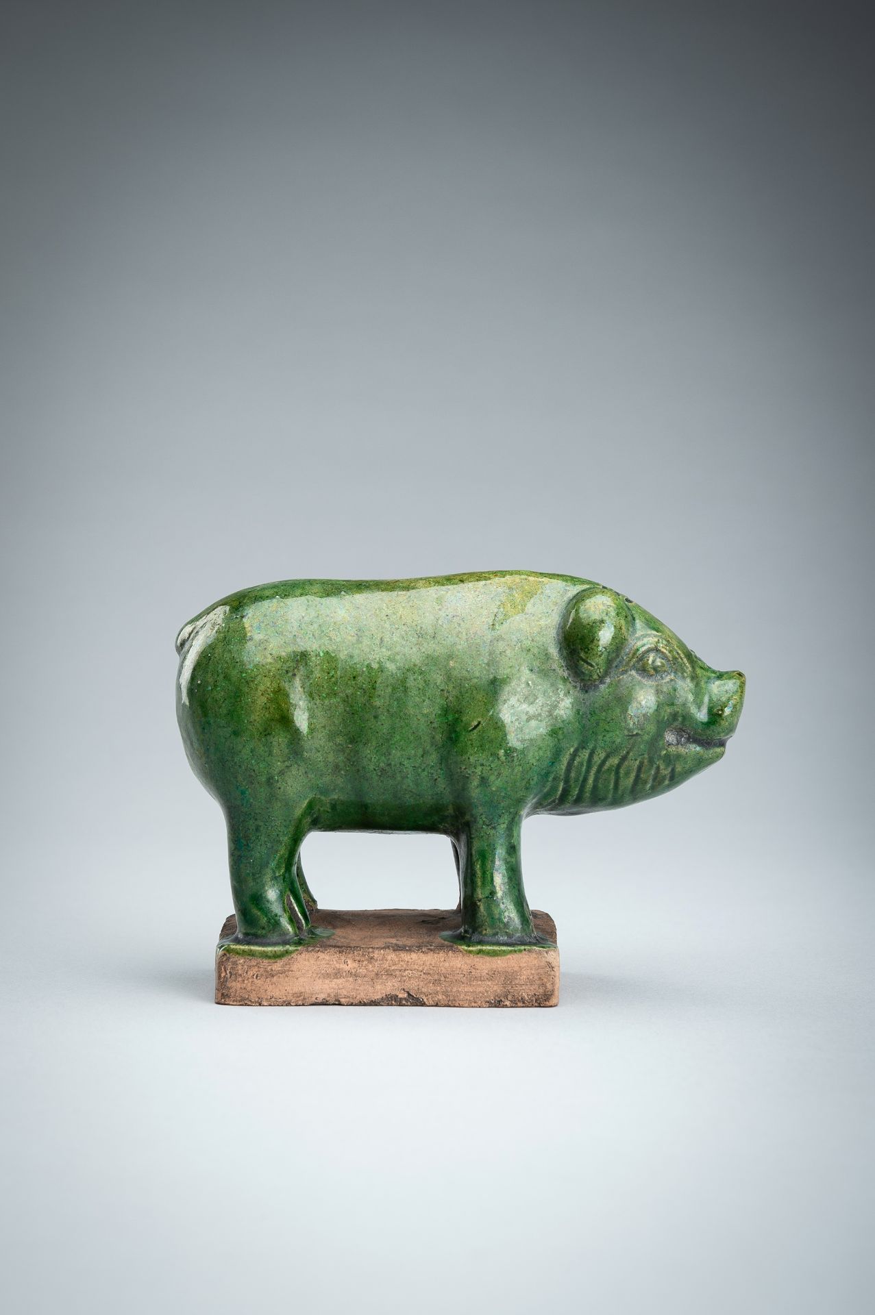AN EMERALD-GREEN GLAZED POTTERY PIG, MING DYNASTY - Bild 6 aus 14