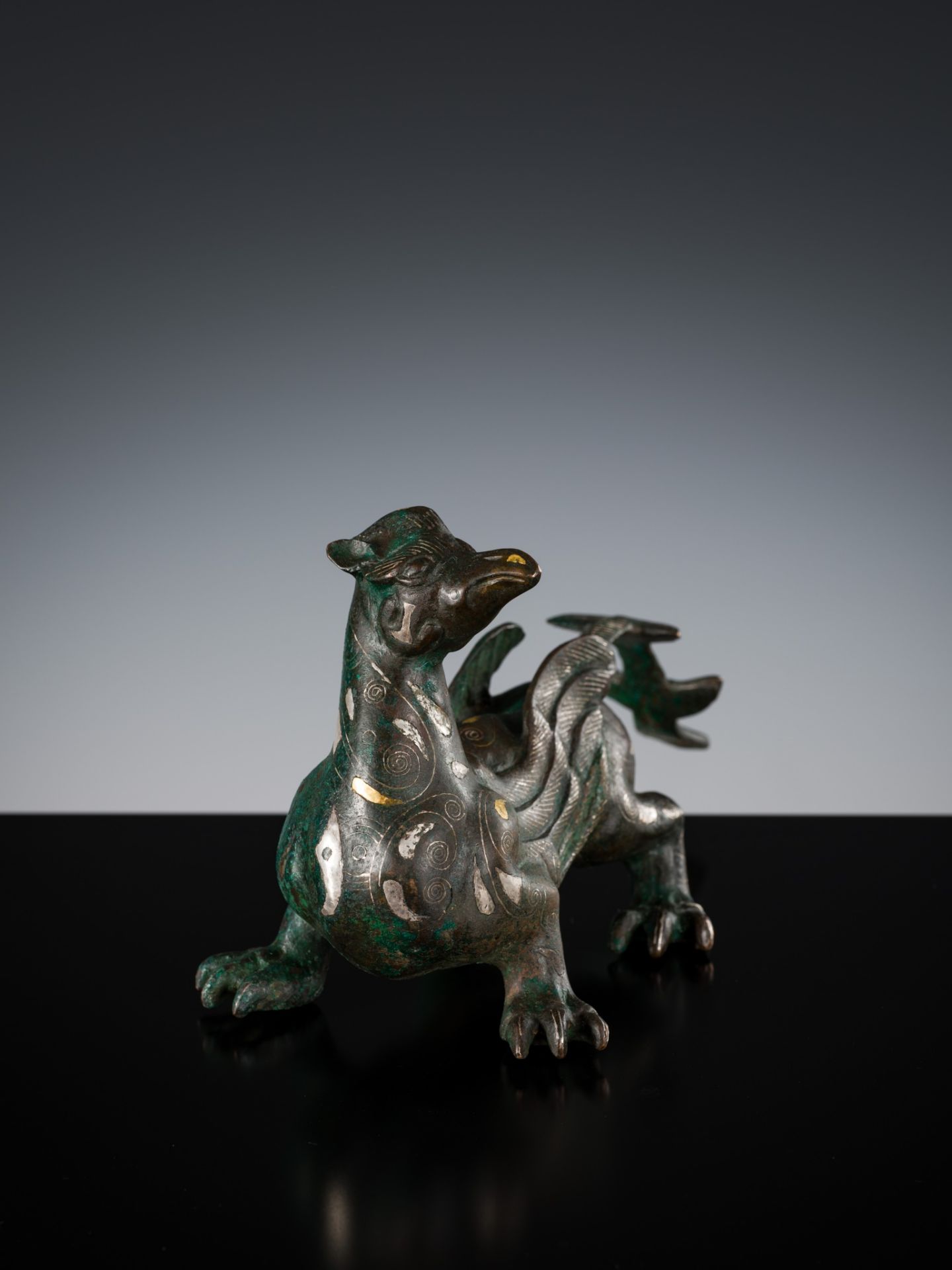 A SILVER- AND GOLD-INLAID 'MYTHICAL BEAST' BRONZE, CHINA, 17TH-18TH CENTURY - Bild 3 aus 12