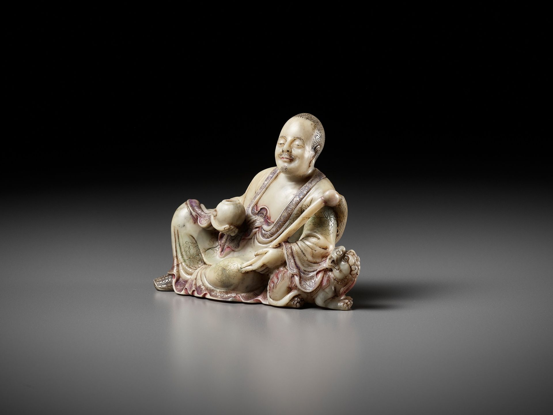 A BAIFURONG SOAPSTONE FIGURE OF XIAOSHI LUOHAN WITH A BUDDHIST LION, EARLY QING DYNASTY - Image 6 of 12