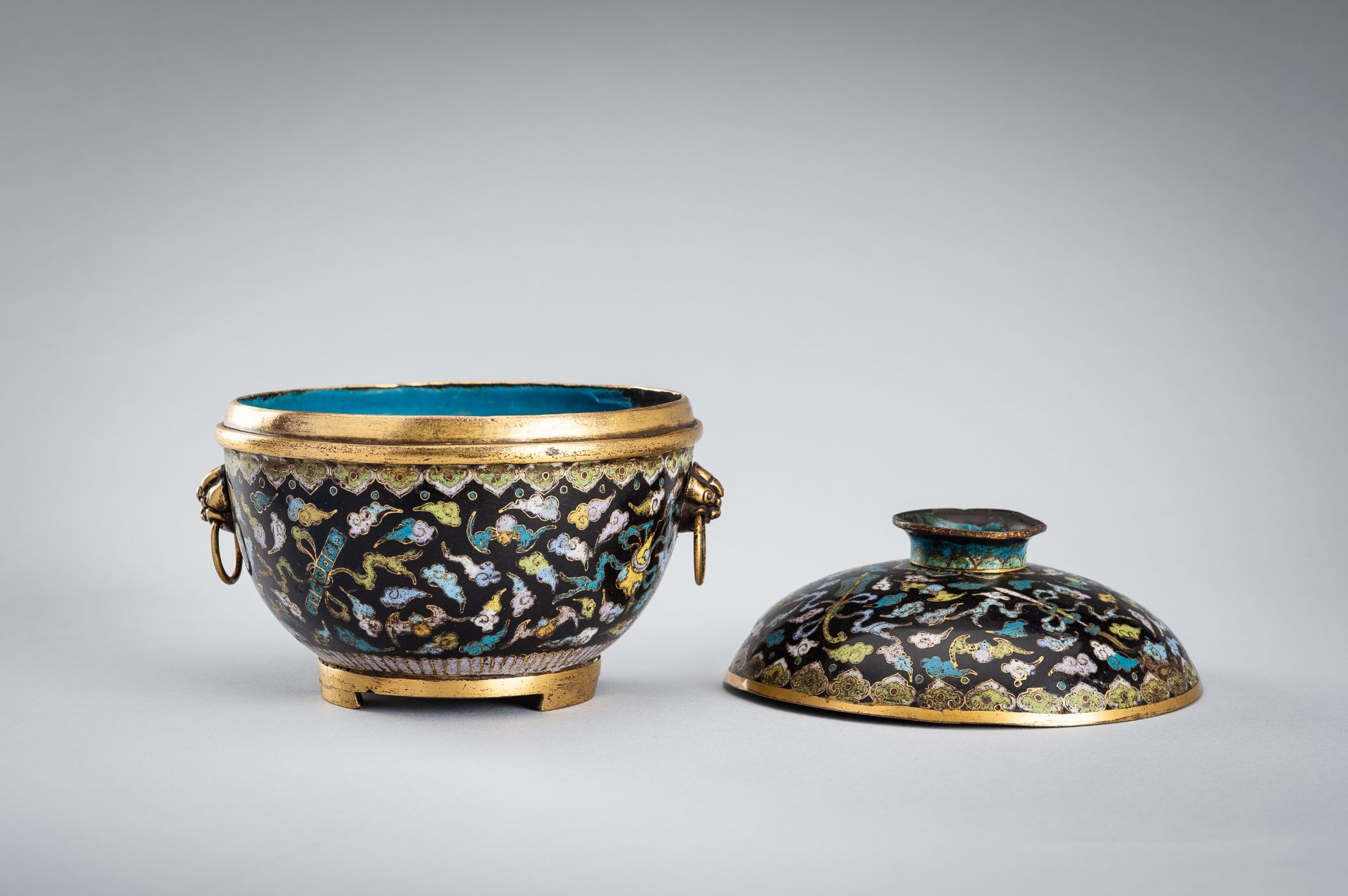 A CLOISONNE ENAMEL 'EIGHT DAOIST EMBLEMS' JAR AND COVER, QING DYNASTY - Image 10 of 14