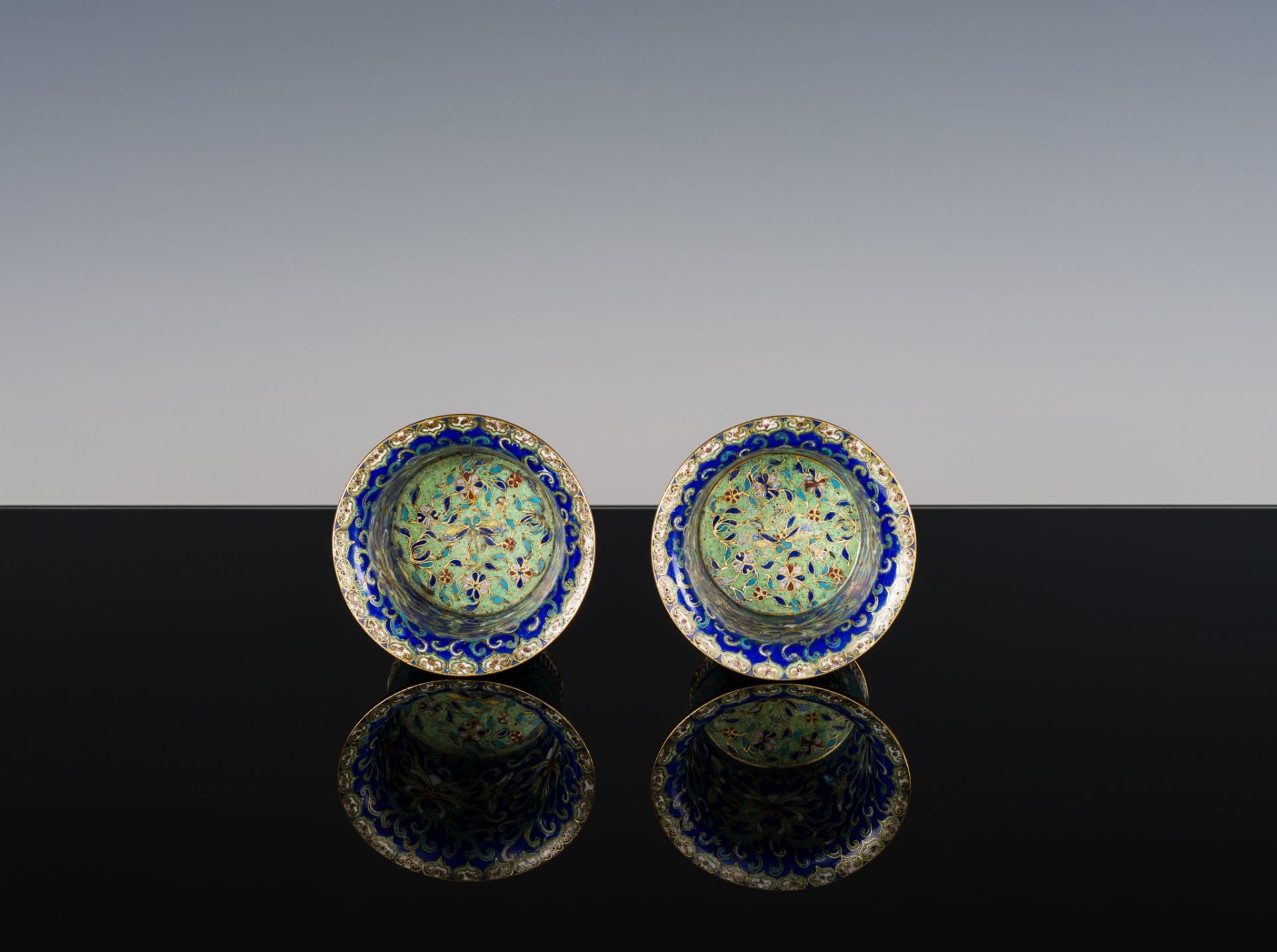 A SET OF TWO CLOISONNE ENAMEL WINE CUPS WITH MATCHING WARMERS, QING DYNASTY - Image 7 of 10