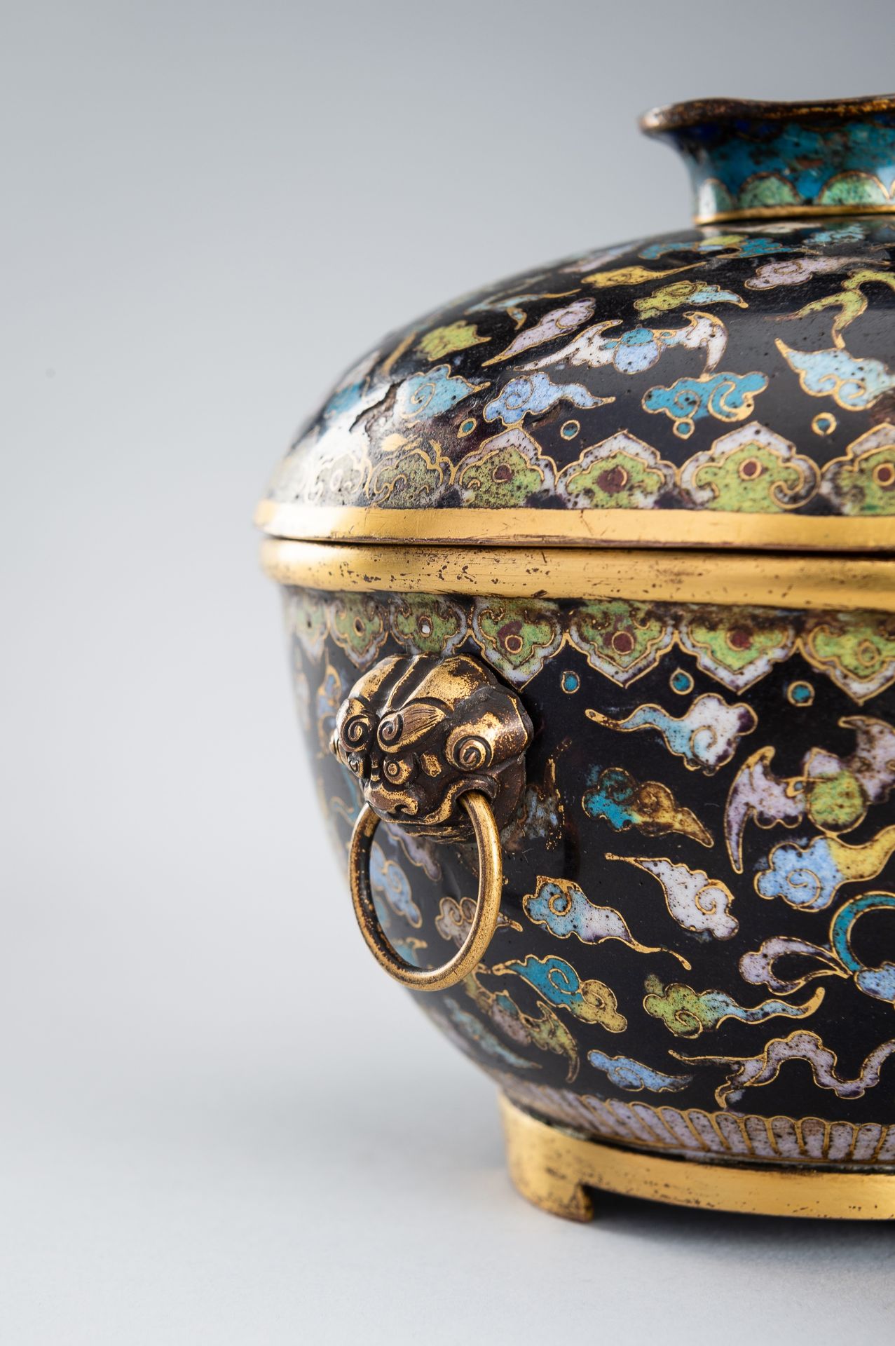 A CLOISONNE ENAMEL 'EIGHT DAOIST EMBLEMS' JAR AND COVER, QING DYNASTY - Image 4 of 14