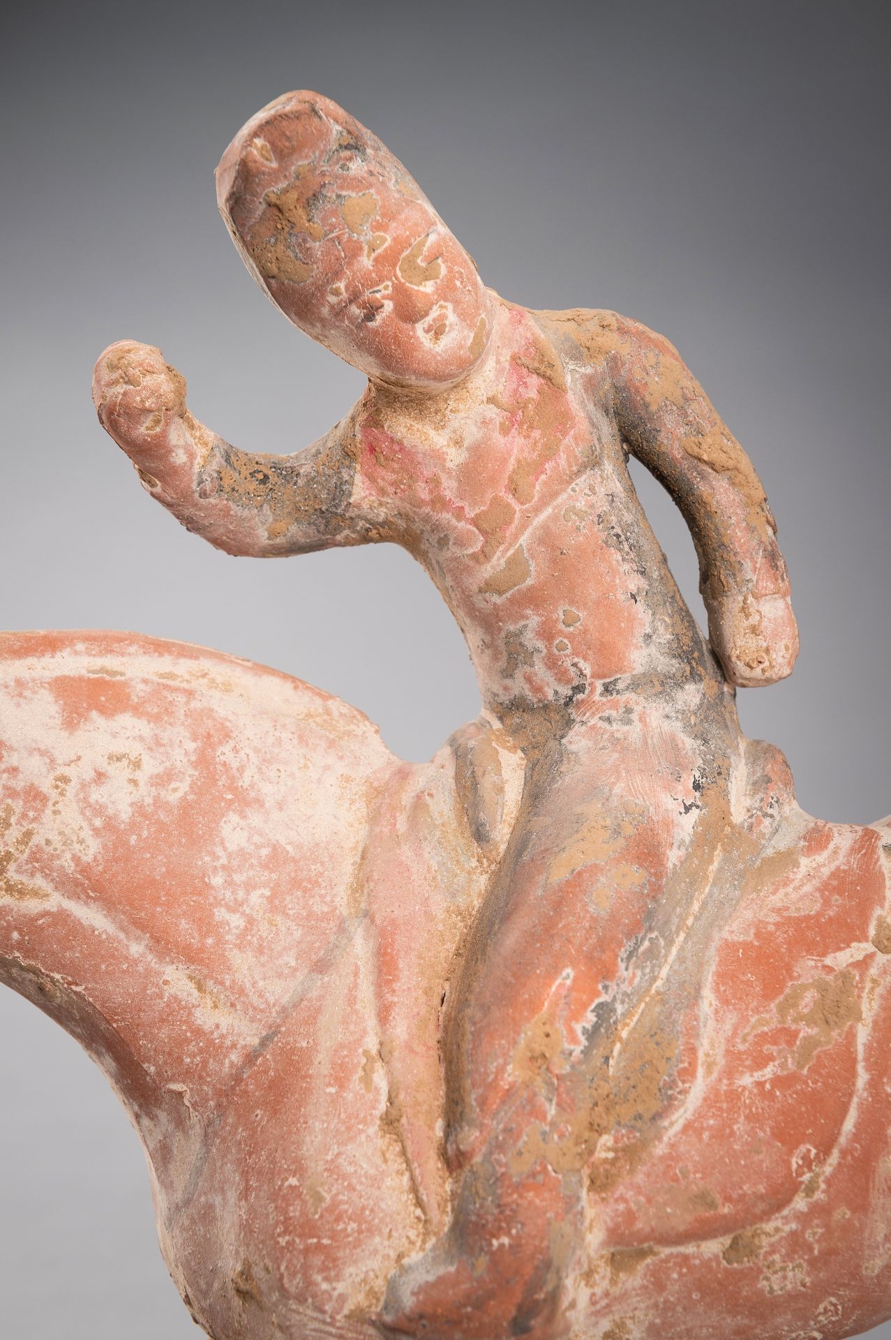 A GROUP OF THREE TERRACOTTA EQUESTRIANS AND HORSES, TANG DYNASTY - Bild 21 aus 27