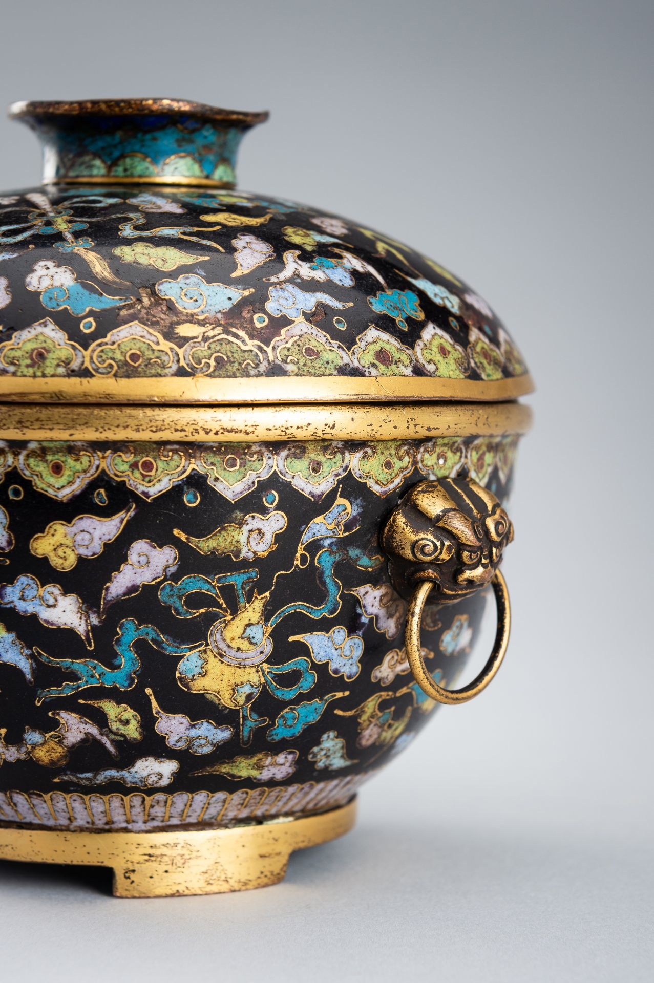 A CLOISONNE ENAMEL 'EIGHT DAOIST EMBLEMS' JAR AND COVER, QING DYNASTY - Image 2 of 14