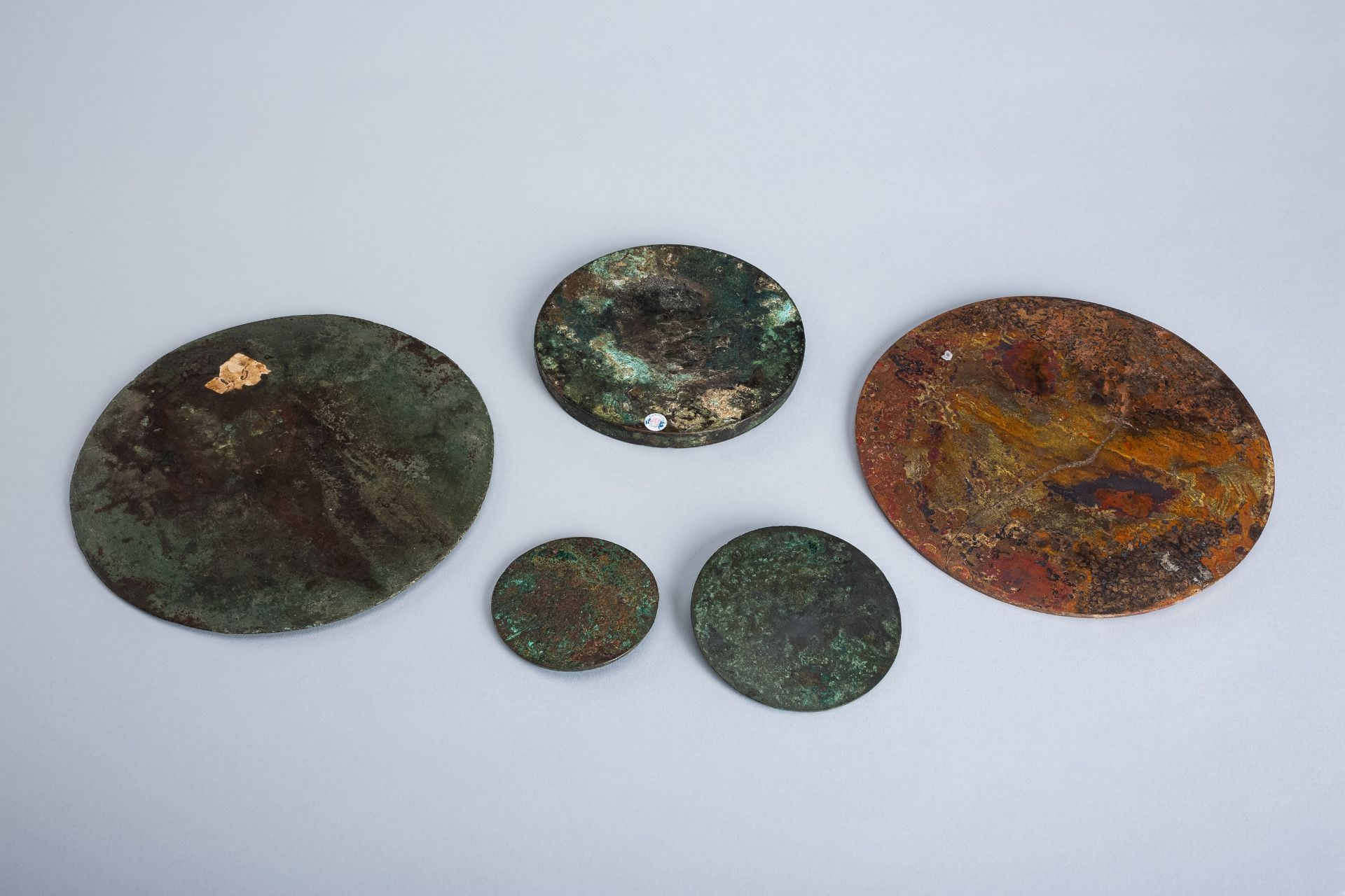 A GROUP OF FIVE BRONZE MIRRORS, HAN DYNASTY AND LATER - Bild 20 aus 20