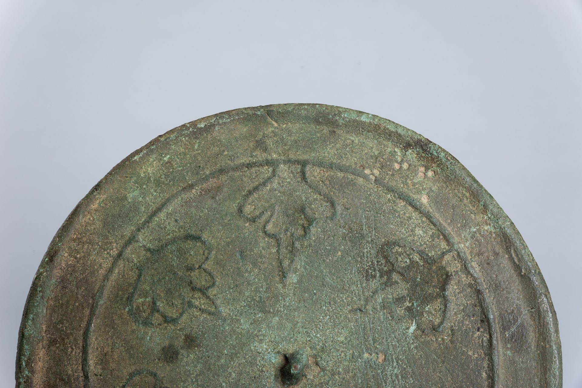 A GROUP OF FIVE BRONZE MIRRORS, HAN DYNASTY AND LATER - Bild 11 aus 20