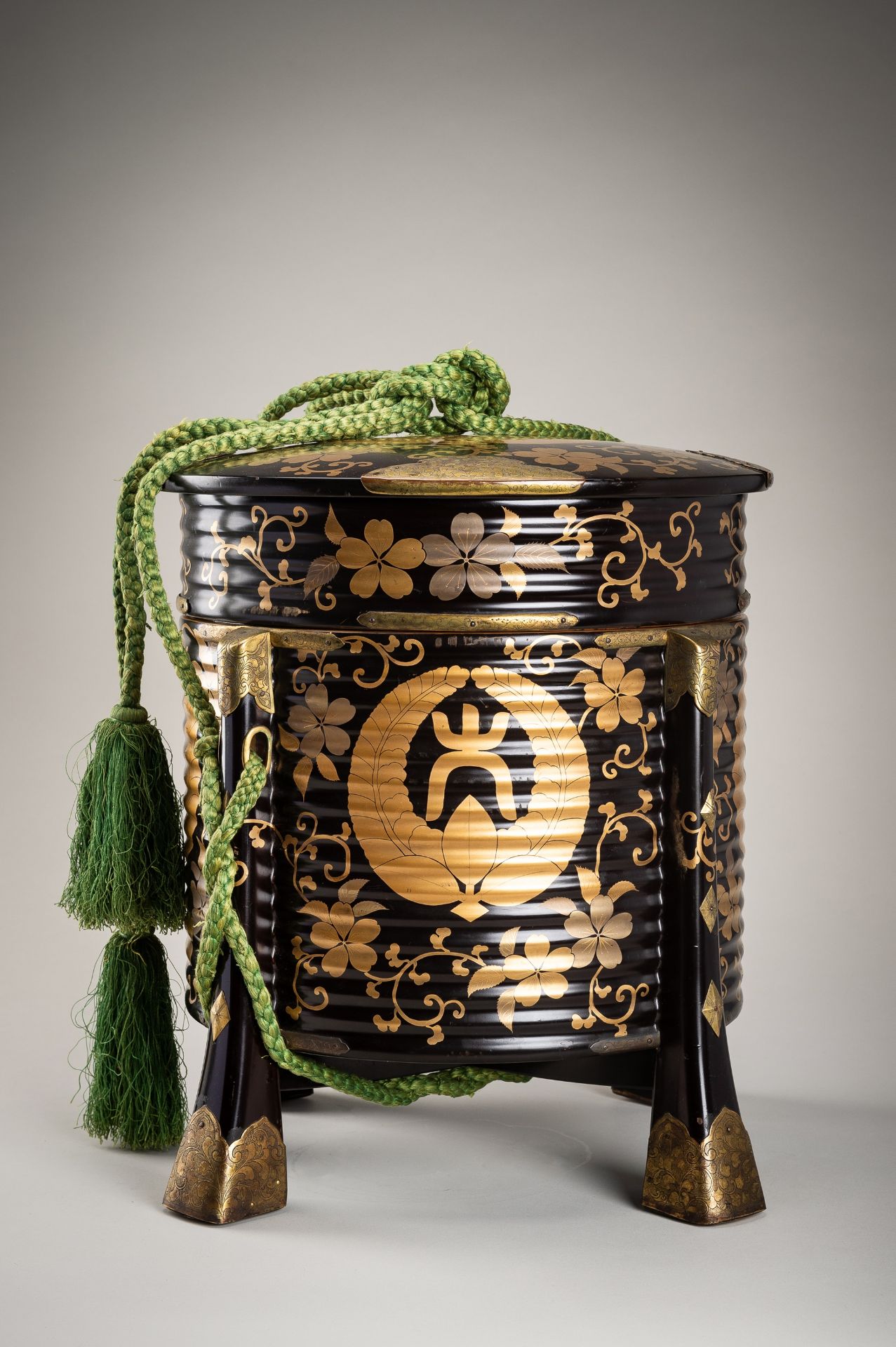 A LACQUER CYLINDRICAL HOKAI (COVERED FOOD CONTAINER) WITH AGARIFUJI MON - Bild 5 aus 15
