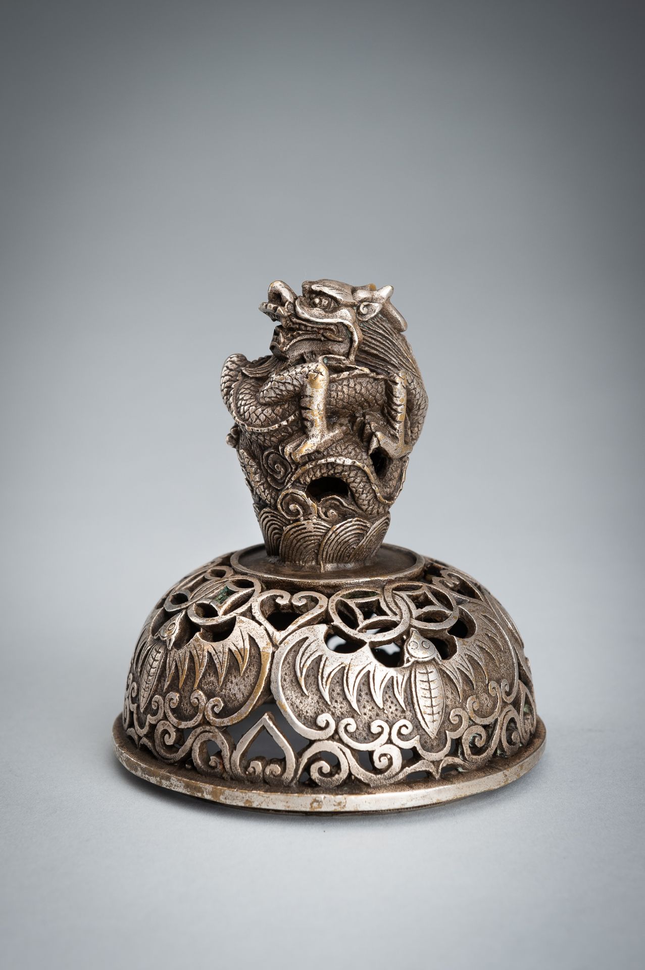 A SILVERED BRONZE 'ELEPHANT' TRIPOD CENSER AND OPENWORK COVER, 19TH CENTURY - Bild 14 aus 17