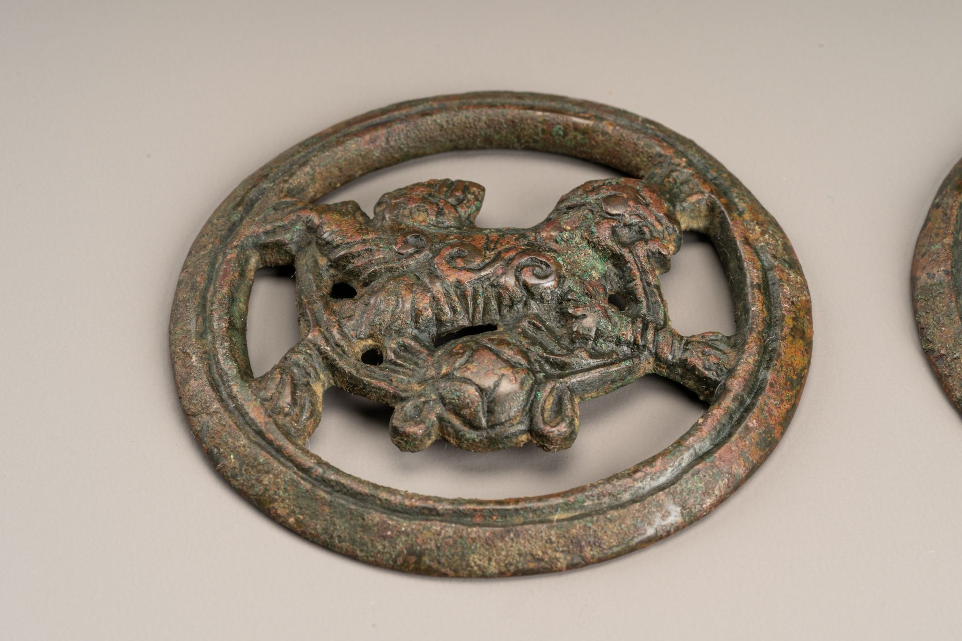 A PAIR OF BRONZE HORSE TRACK 'BUDDHIST LION' ORNAMENTS, MING OR EARLIER - Bild 3 aus 6