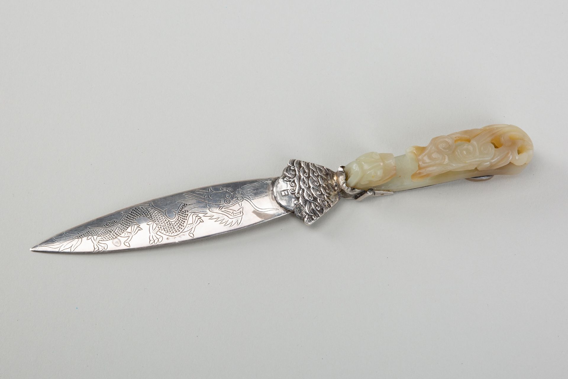 A PALE CELADON JADE 'CHILONG' BELT HOOK MOUNTED IN SILVER AS A LETTER OPENER, 19th CENTURY - Bild 7 aus 8