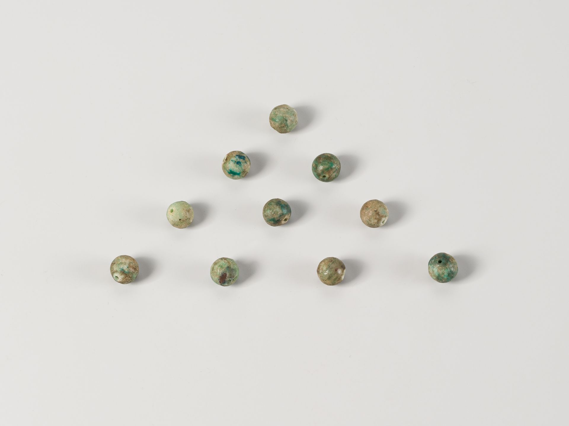 A LOT WITH 64 SMALL TURQUOISE AND LAPIS LAZULI BEADS, 19TH CENTURY OR EARLIER - Image 5 of 8