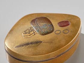 A GOLD LACQUER SHELL-FORM KOGO (INCENSE BOX) AND COVER WITH TEA CEREMONY UTENSILS (CHADOGU)