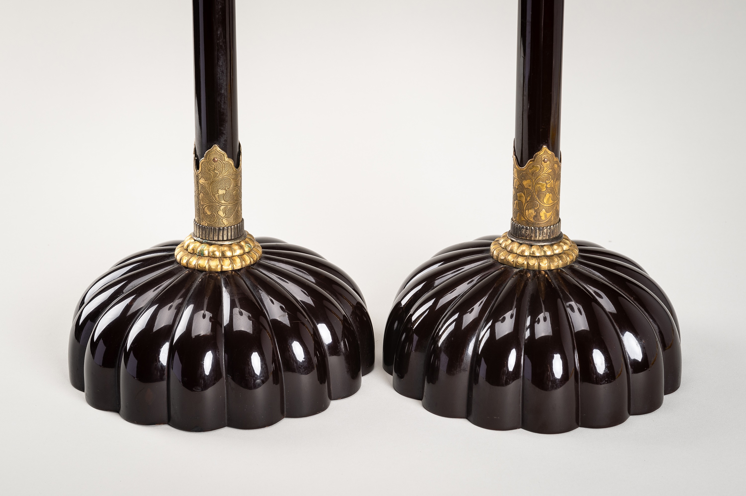 A PAIR OF BLACK LACQUERED CANDLESTICKS - Image 6 of 16