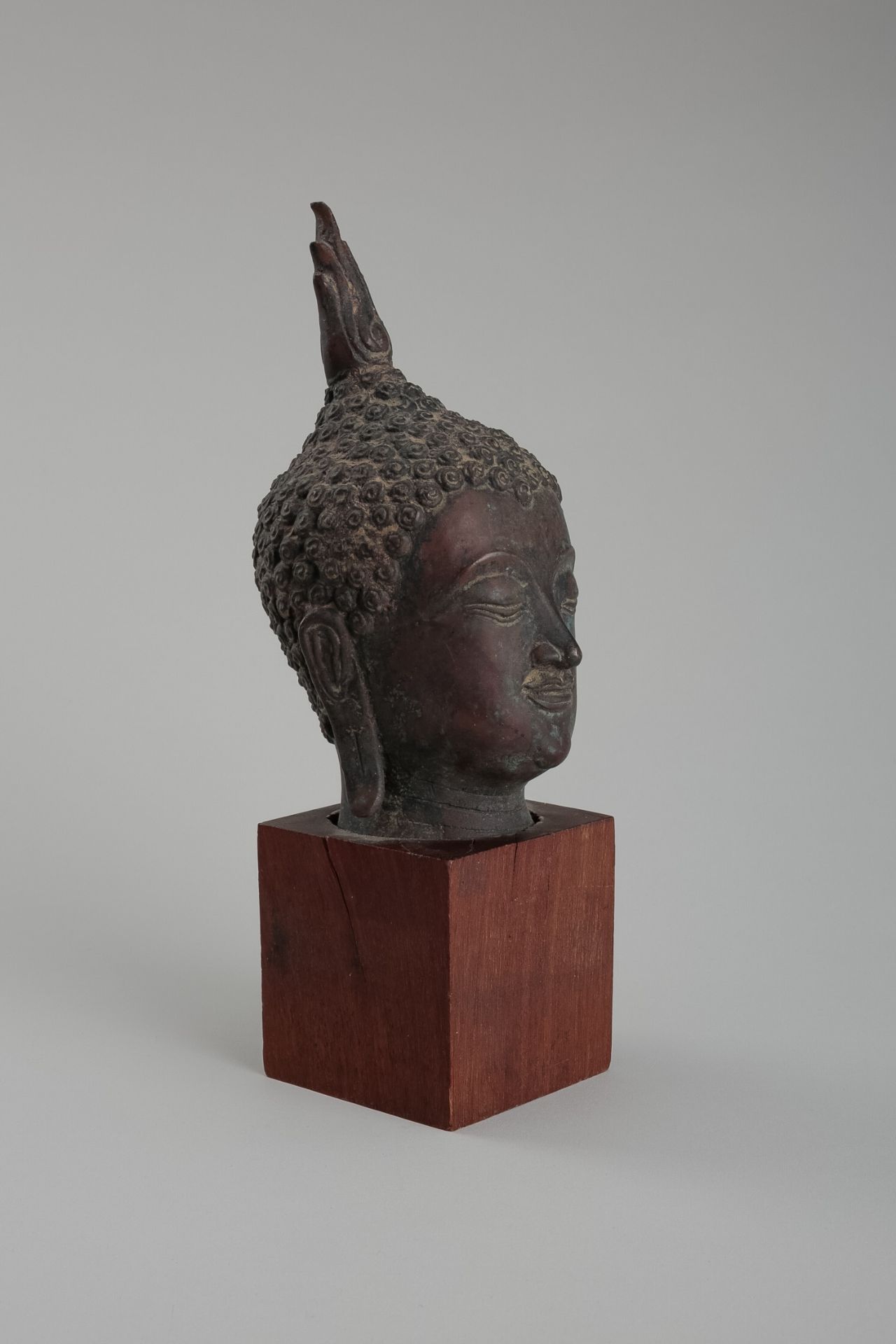 A BRONZE HEAD OF BUDDHA, SUKHOTHAI STYLE - Bild 3 aus 12