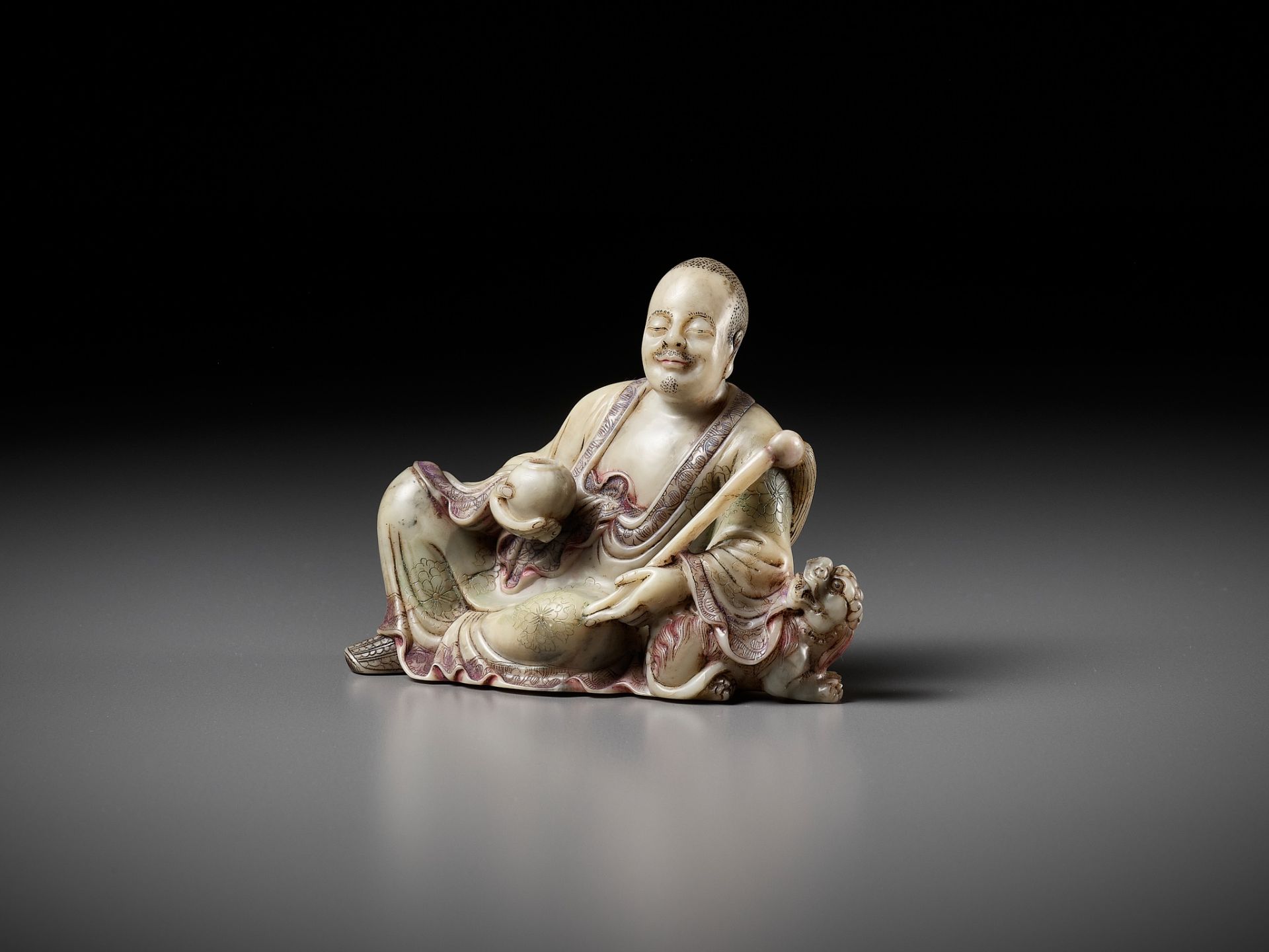 A BAIFURONG SOAPSTONE FIGURE OF XIAOSHI LUOHAN WITH A BUDDHIST LION, EARLY QING DYNASTY - Image 2 of 12