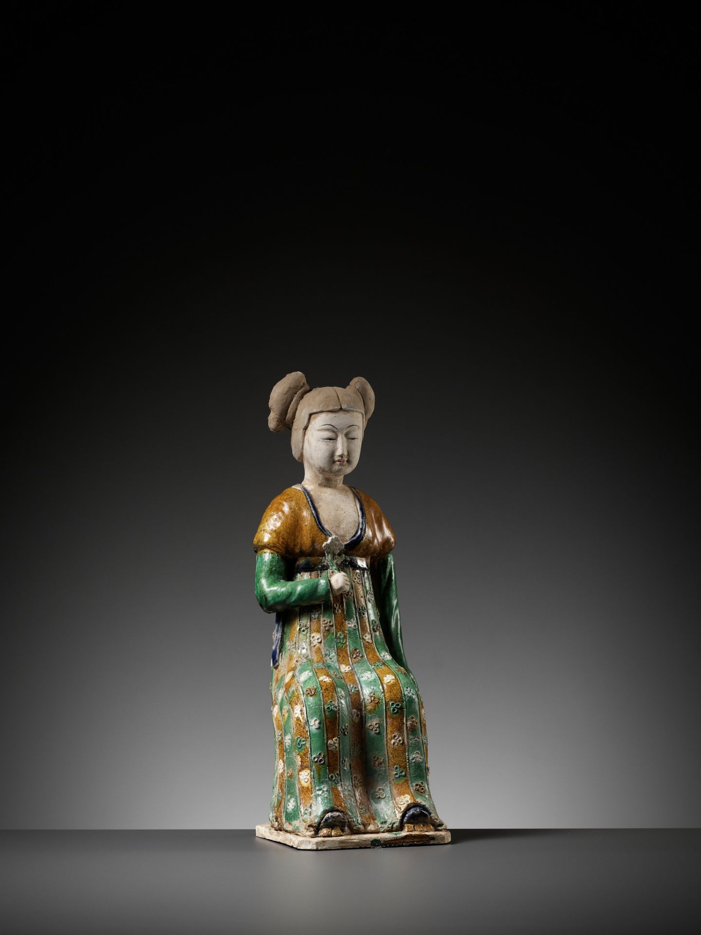 A RARE SANCAI-GLAZED POTTERY FIGURE OF A SEATED COURT LADY, TANG DYNASTY OR LATER - Bild 12 aus 15