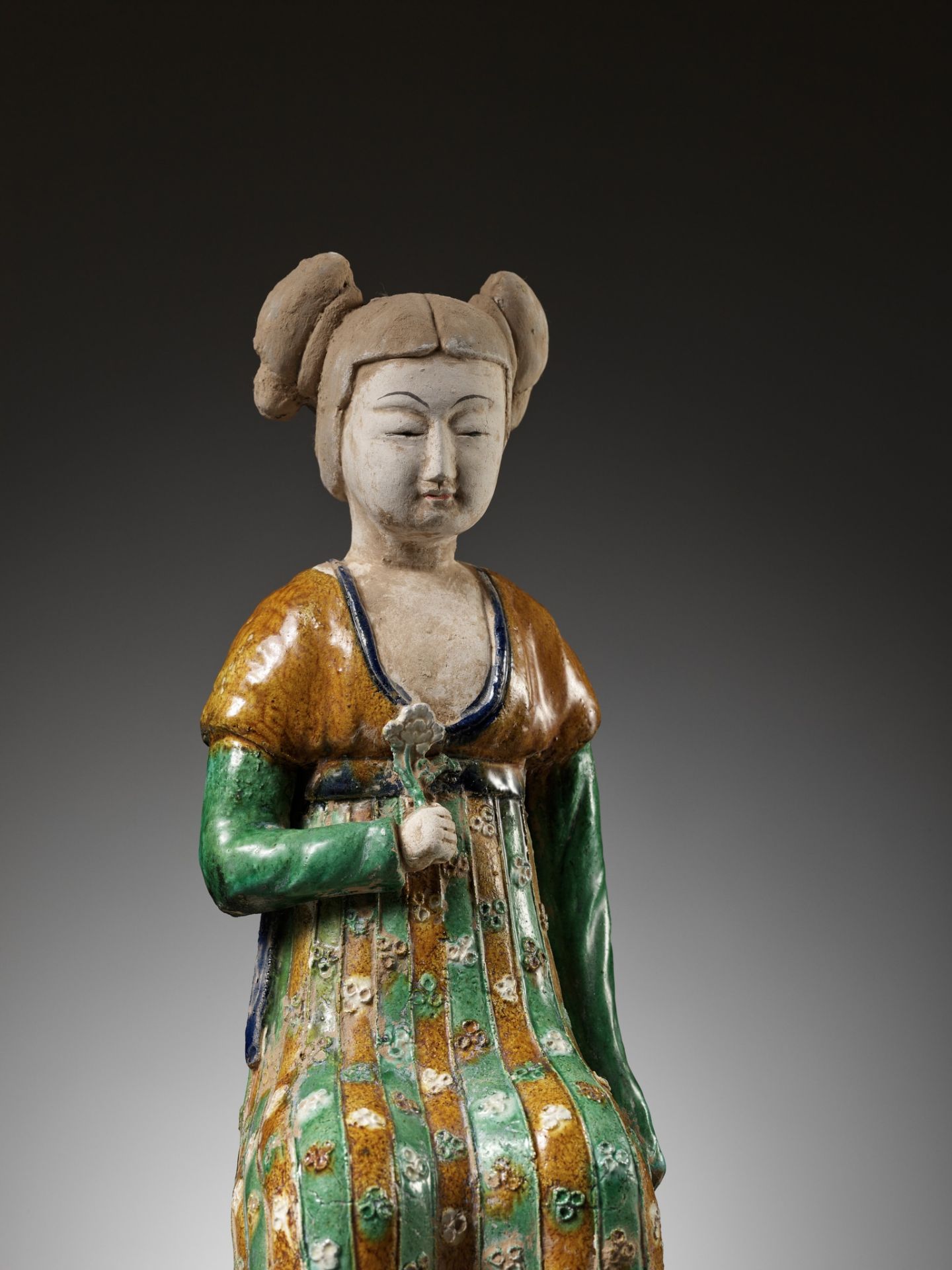 A RARE SANCAI-GLAZED POTTERY FIGURE OF A SEATED COURT LADY, TANG DYNASTY OR LATER - Bild 13 aus 15