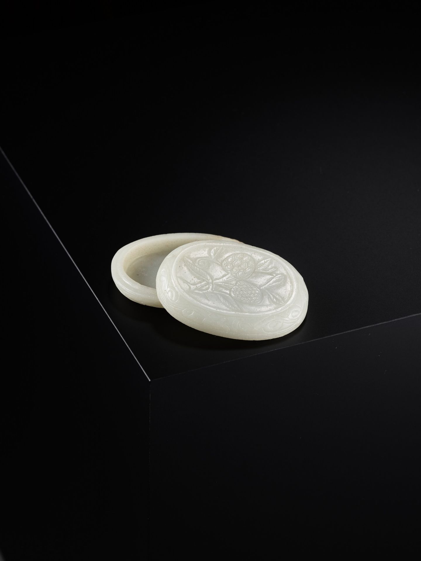 A WHITE JADE 'LYCHEE' BOX AND COVER, LATE MING DYNASTY - Image 3 of 9