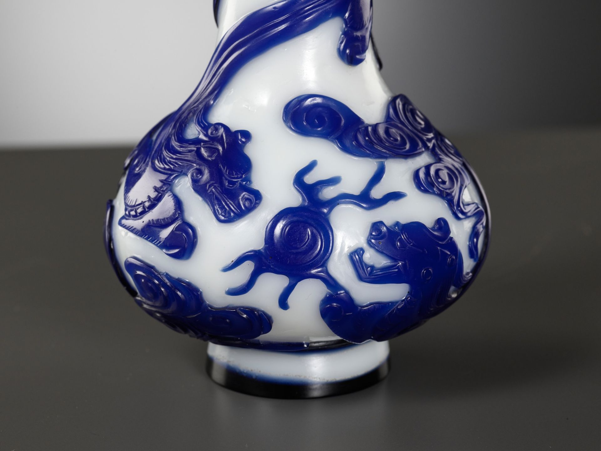 A SAPPHIRE-BLUE OVERLAY GLASS 'CHILONG' BOTTLE VASE, QIANLONG MARK AND POSSIBLY OF THE PERIOD - Bild 2 aus 15