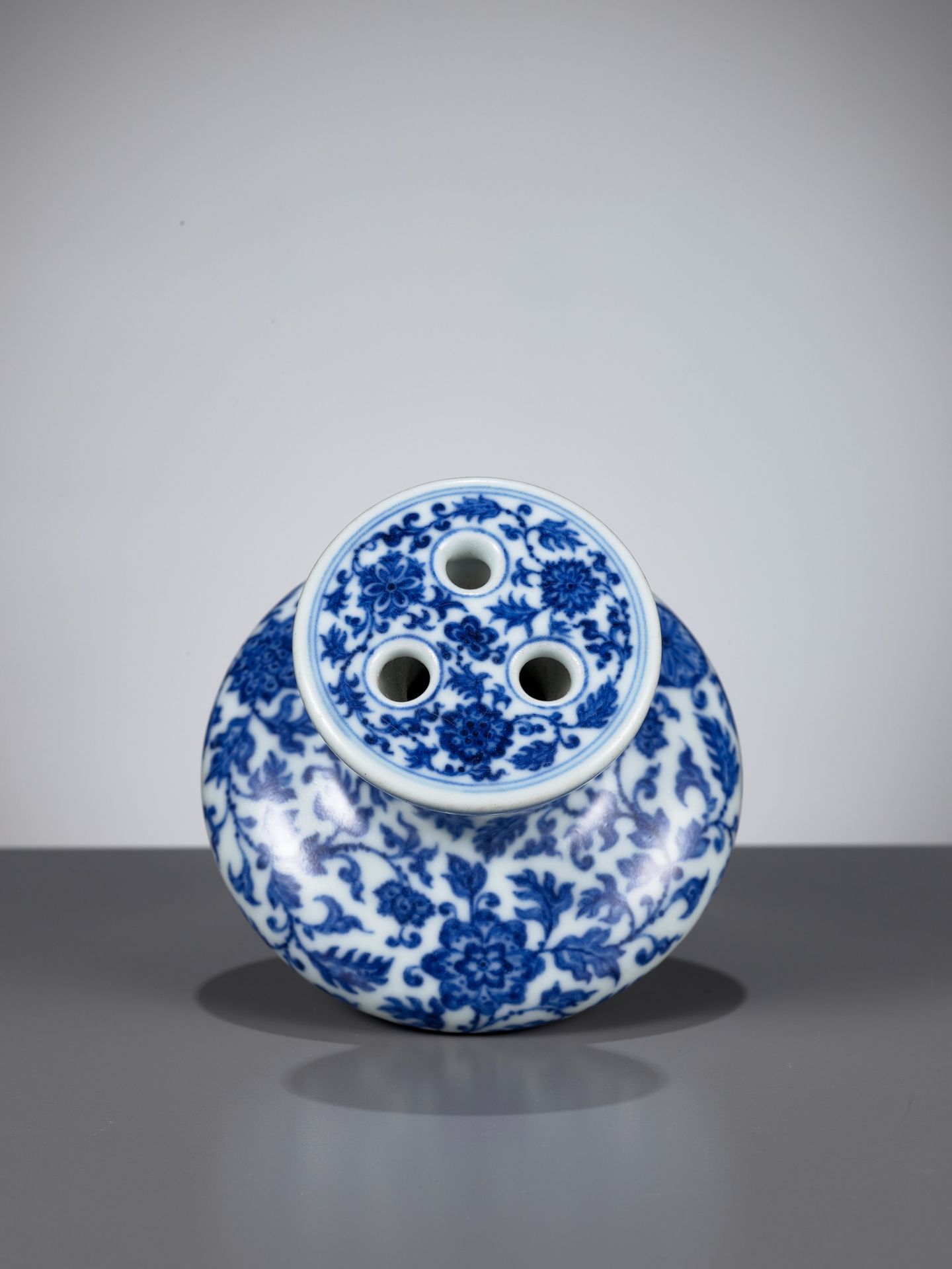 A BLUE AND WHITE MING-STYLE FLOWER-HOLDER, QIANLONG MARK AND PERIOD - Bild 13 aus 17