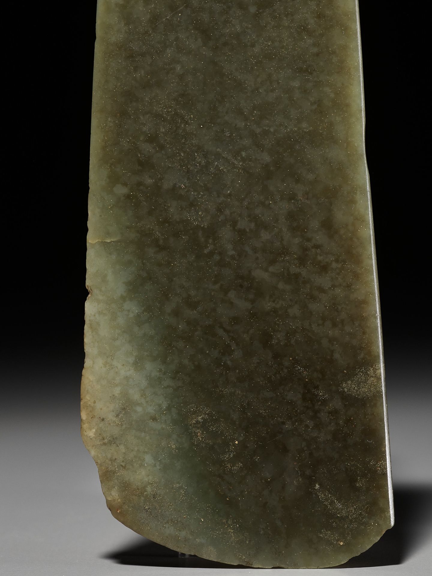 AN ARCHAIC CEREMONIAL JADE BLADE, YUE, NEOLITHIC PERIOD TO SHANG DYNASTY - Image 8 of 16