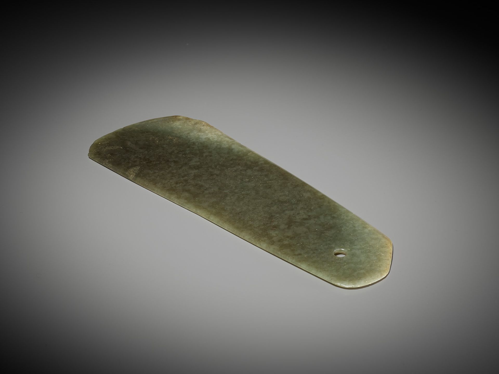 AN ARCHAIC CEREMONIAL JADE BLADE, YUE, NEOLITHIC PERIOD TO SHANG DYNASTY - Image 15 of 16