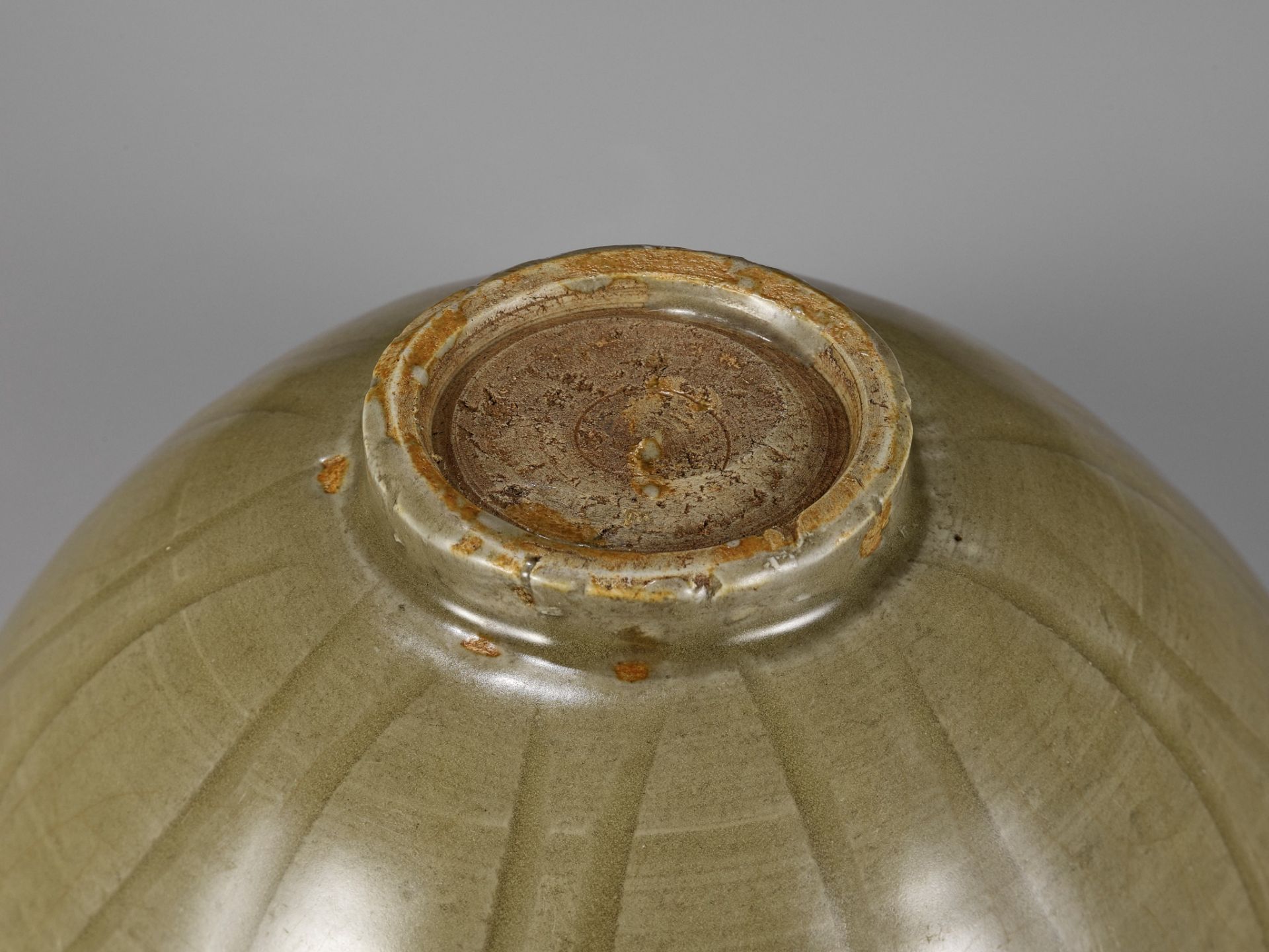 A LONGQUAN CELADON CARVED 'LOTUS PETAL' BOWL, SOUTHERN SONG DYNASTY - Image 8 of 12